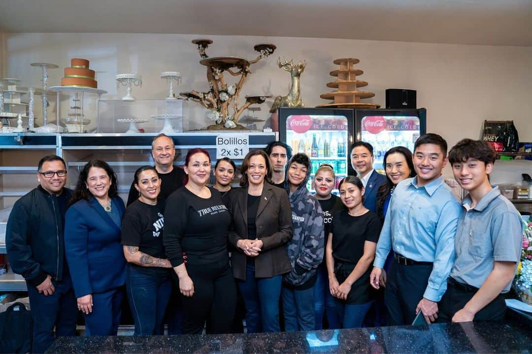 ジョー・バイデンさんのインスタグラム写真 - (ジョー・バイデンInstagram)「Doug and I enjoyed celebrating Small Business Saturday by visiting family- and Latino-owned Venice Bakery & Restaurant with @SBAIsabel and @RepTedLieu. Thank you to Edith, Orlando, and their entire team for the warm welcome and delicious chilaquiles.  Let's shop local and support our small businesses throughout the holiday season and beyond.」11月26日 12時02分 - vp