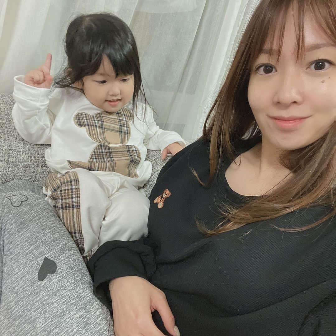 LINAさんのインスタグラム写真 - (LINAInstagram)「クマちゃんルームウェアを　@shein_japan から調達🧸 値段が高くないから、新しいデザインにも挑戦しやすいし、コスパ良くて重宝してます💕  👩 ⚪︎FRIFUL 熊プリント ドロップショルダー スウェットシャツ　サイズL ¥1916  　　⚪︎SHEIN Mulvari マッドグレー ハートプリント レギンス　サイズL ¥818  👧⚪︎ ヤングボーイ 熊プリント スウェットシャツ & コントラストサイドシーム スウェットパンツ　サイズ3Y ¥1176  #SHEIN #FRIFUL #SHEINコーデ #FRIFULコーデ #BeSHEINモデル #PR #ルームウェア　#ペアルックス #女の子コーデキッズコーデ #クマのルームウェア #シーインクーポンFRIFUL4 #sheinクーポンFRIFUL4  クーポンコード【FRIFUL4】使ってね❣️ ※0-5999円で15%オフ, 6000円以上のご購入で20％オフ ※有効期限：2024/12/31」11月26日 10時30分 - rinatea0519