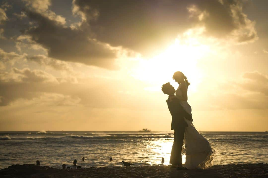 RealWeddingsのインスタグラム：「Sunset Photo Shooting♡(2023.9.2)  Planning:@realweddings_hawaii  Photo: @iluminiphoto  Hair&Make:@rie_utahm   ◆ハワイウエディング相談会空き状況※空き状況は随時変動いたします。直近のご案内も可能な日程もございますので、お気軽にお問い合わせ下さいませ。  12/2(土): 11:00 / 14:00 / 17:00 12/3(日): 11:00 /14:00 / 17:00  ◆ホームページよりお問い合わせの場合はこちら https://www.realweddings.jp/reservation/  #ハワイ挙式#ハワイウェディング#ハワイ婚#リゾ婚#ハワイフォト #ハワイウエディングプランナー #海外挙式#2023冬婚 #2024年春婚#結婚式準備#モアナサーフライダーウェスティンリゾート #hawaii#hawaiiwedding#hawaiiweddingplanner#realweddings_hawaii#moanasurfrider #moanasurfriderwedding」