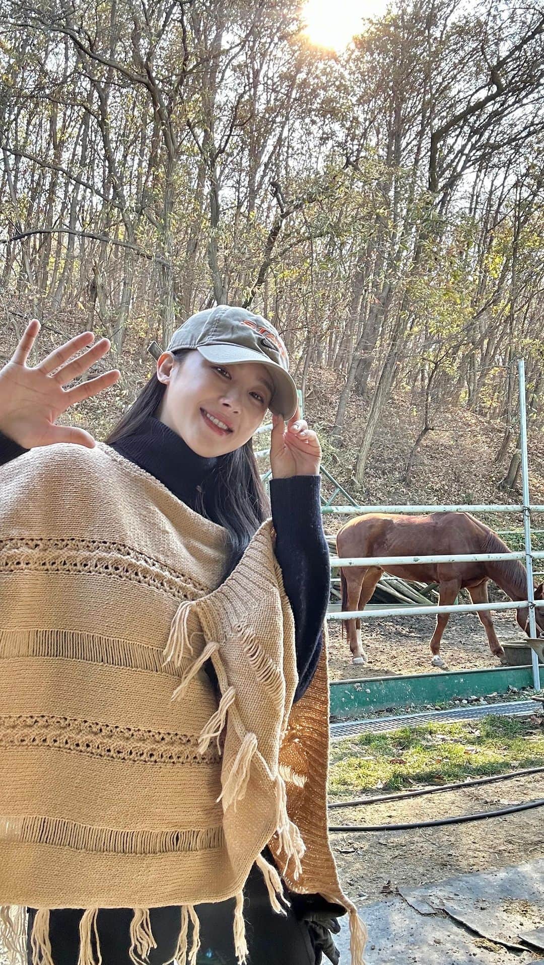 ヒョンア のインスタグラム：「Pov : “The horse riding arena is too cold.”🐴 승마장 정말 너무추워요..도착하면 여기가 어디야… 남극이야 뭐야🐧 엄마가 거의 15년전에 짜주신 판초를 이제서야 유용하게 입을줄이야 🤣 엄마가 뜨개질해주신거 절대 못버리는 딸 마음 모르시고 판초 안버리고 있었냐고 묻는  우리엄마….뜨개질 다시 해주세요.. 😌🙏🏻 . 화요일은 정말 소중한 날이예요. 🐴  화요일과 금요일은 무조건 승마장을 가는 날인데 무슨일로 금요일에 마장을 못가면 금..토..일..월까지 참아야 한다는게 너무 곤욕이여요🥲 애둘맘은  시간적제한이 너무 타이트하다보니 더더욱 소중해진 나만의 시간✨ 그럼에도 불구하고 12월은 사람들 많이 만나고 싶다🥹 연말계획들 다 있으시려나~  내년 크리스마스때는 나 팔로워분들 중 몇분들이랑 기승체험시간 갖고싶다. 꼭 해봐야지✨로 릴스 마무리 🤣 . 아! 마지막 우리 럭키 재능보고가실분🙋🏻‍♀️ 럭키 발 들어달라고 하면 들어줘요. 그런데 간식안주고 시키기만 하면 기분상함주의😘」