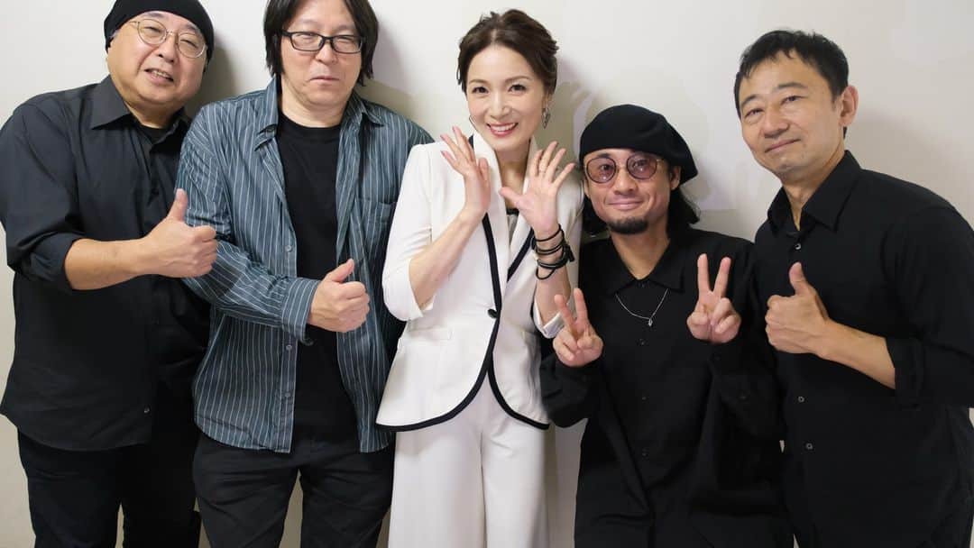 安部潤のインスタグラム：「マルシアさんのほぼ1年ぶりのコンサート、群馬県伊勢崎市にて終了しました！  小川悦司（g）さん、森田良平（b）君、波多江健（ds）君、という愉快な皆様との演奏でした！  歌謡〜オリジナル〜童謡、そしてブラジリアン！またまたとても充実の内容、マルシアさん素晴らしい歌唱、パフォーマンスでした！！ メンバーみんな、“もっとやらせていただきたい・・、”と、 次回に期待です！」