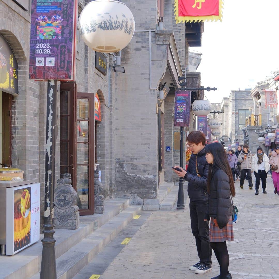 安部潤さんのインスタグラム写真 - (安部潤Instagram)「T-SQUARE China Projectとして、中国での演奏に参加しました。（ちょっとだけ観光編） 2023年11月23日 | 旅行 中国ツアーの時の旅話を少々・・、  瀋陽、 とても風情のある街の一角が多々ありました。 もう少しいろいろ行ってみたかったです。  上海、 今回、中心部には全く行けず残念でしたが、目的であったaminちゃんのお墓参りに行きました。 とても立派なモニュメント、夜中だったので周りの景色は堪能できませんでした。  北京、 久しぶりでした、ほんの少しの時間でしたが川口千里（ds）さん、田中晋吾（b）君との“若手”でちょっと観光できました。 20年ぶりぐらいの天安門、しかしなんと！予約しないといけないという期間で広場に入れず・・、  広州、 南国感がとてもグッとくる都市でした。 観光はほぼできず、夜中に路地、住宅を撮ってみました、とても趣がありました。  また近いうちに中国行きたいです、今回はほんとに良い経験でした！」11月26日 10時44分 - jun_abe_jun_abe
