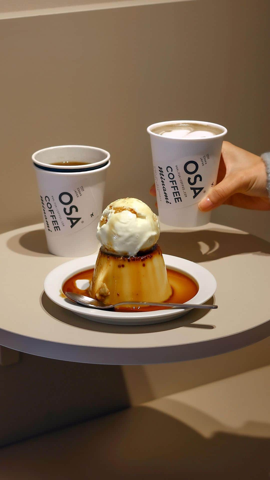 きょん。のインスタグラム：「内装の空港感がたまらなく好きです、 「OSA COFFEE」の2号店✈️  軽く腰掛ける感じなんて特に◎  アイスのっけプリンもあるよーっ！🍮  店名:OSA COFFEE®︎Minami @osa.coffee.minami 住所:大阪市西区北堀江1-17-23  #osaka #japanesesweets #OSACOFFEE #japanesecafe #japanesecafe #osakatrip #osakasweets #japanesesweets #osakafood #reelsfood #japanfood #japantrip #韓国カフェ #大阪カフェ #堀江カフェ」