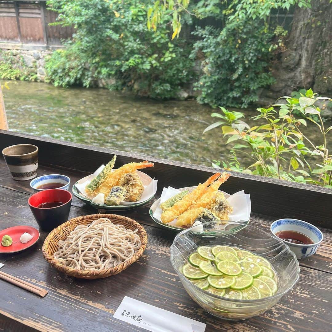 服部有菜のインスタグラム：「. 京都で食べた お蕎麦が とっっても美味しかった😵‍💫💖 川の目の前で食べれて 素敵なお店でした、、 . . #三味洪庵 #京都 #京都グルメ #京都ランチ #蕎麦 #そば #すだち蕎麦」