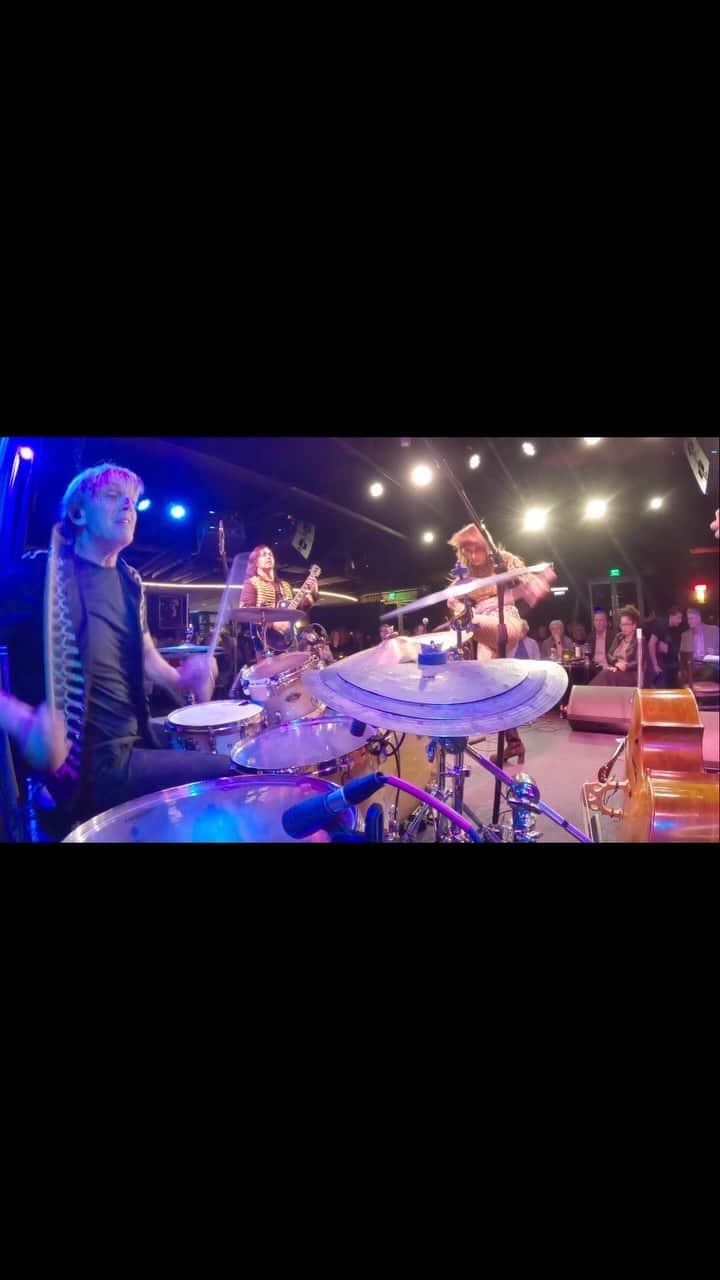 シェーン・ガラースのインスタグラム：「New tour vlog with @veronicaswiftofficial on my YouTube channel.  Link in story! #veronicaswift #vf15 #vicfirth #vicfirthsticks #zildjian #zildjiancymbals #zildjianfamily #teamremo #remodrumheads #remo #bigfatsnaredrum #drumming #drummer #drums #groove #chops #pearldrums #shanegaalaas」