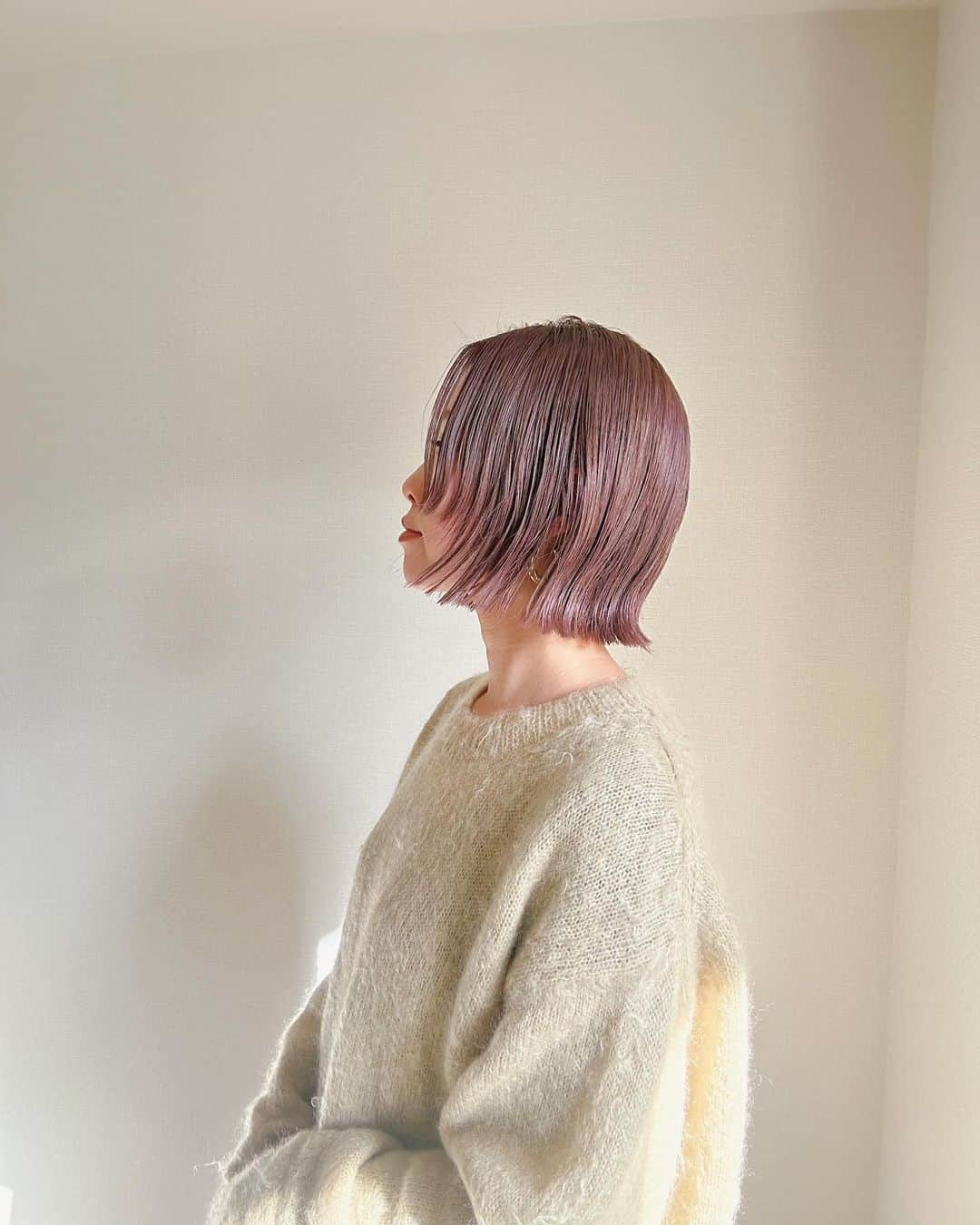 和田美由紀さんのインスタグラム写真 - (和田美由紀Instagram)「最近のマイヘアー👧🏻✂️🍇 相変わらず顎くらいのほんのり前下がりボブ そしてブルーラベンダーのカラー（1番最後の写真が染めたてくらい） 今は色落ちしてきて明るめのラベンダー系です🫶🏻 ブリーチしてます👍🏻 お揃いカラーのお客様もオーダーも多くて嬉しいです💕 昨日もボブにするなら絶対わださんに切ってもらいたいって来てくださってて嬉しい🥺🥺 お揃い族ありがとうございます👼🏻💕💕  #ボブヘアアレンジ #スタイリング #セルフアレンジ #ヘアアレンジ　 #イルミナカラー #イルミナカラーサンセット #hairarrange  #lorensalon」11月26日 10時40分 - miyuwada