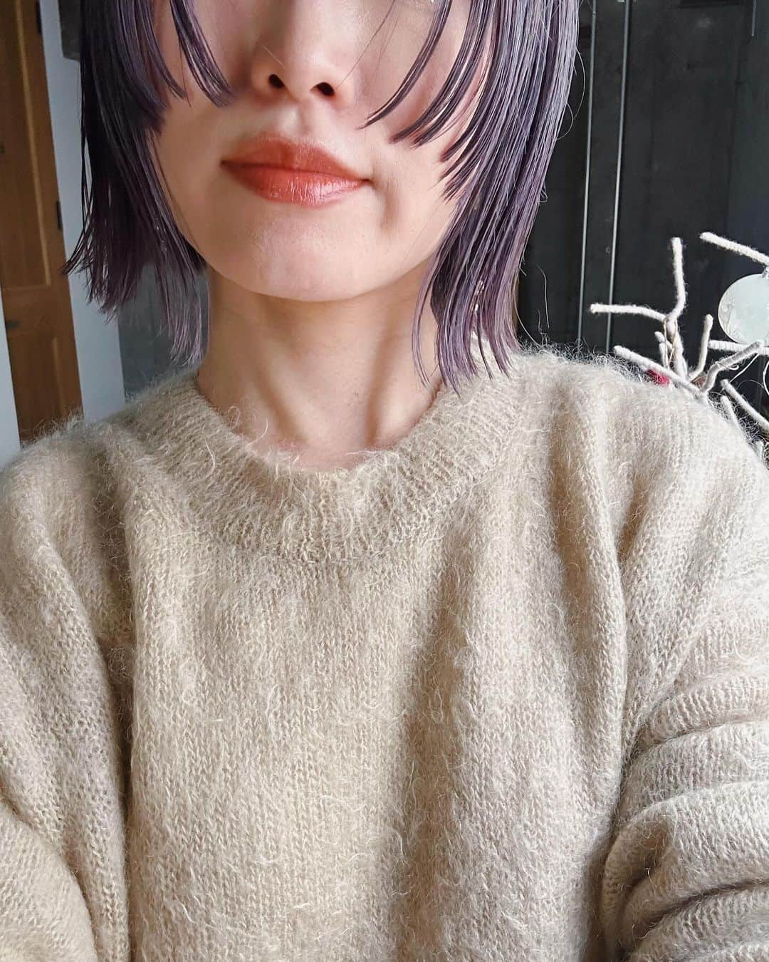 和田美由紀さんのインスタグラム写真 - (和田美由紀Instagram)「最近のマイヘアー👧🏻✂️🍇 相変わらず顎くらいのほんのり前下がりボブ そしてブルーラベンダーのカラー（1番最後の写真が染めたてくらい） 今は色落ちしてきて明るめのラベンダー系です🫶🏻 ブリーチしてます👍🏻 お揃いカラーのお客様もオーダーも多くて嬉しいです💕 昨日もボブにするなら絶対わださんに切ってもらいたいって来てくださってて嬉しい🥺🥺 お揃い族ありがとうございます👼🏻💕💕  #ボブヘアアレンジ #スタイリング #セルフアレンジ #ヘアアレンジ　 #イルミナカラー #イルミナカラーサンセット #hairarrange  #lorensalon」11月26日 10時40分 - miyuwada