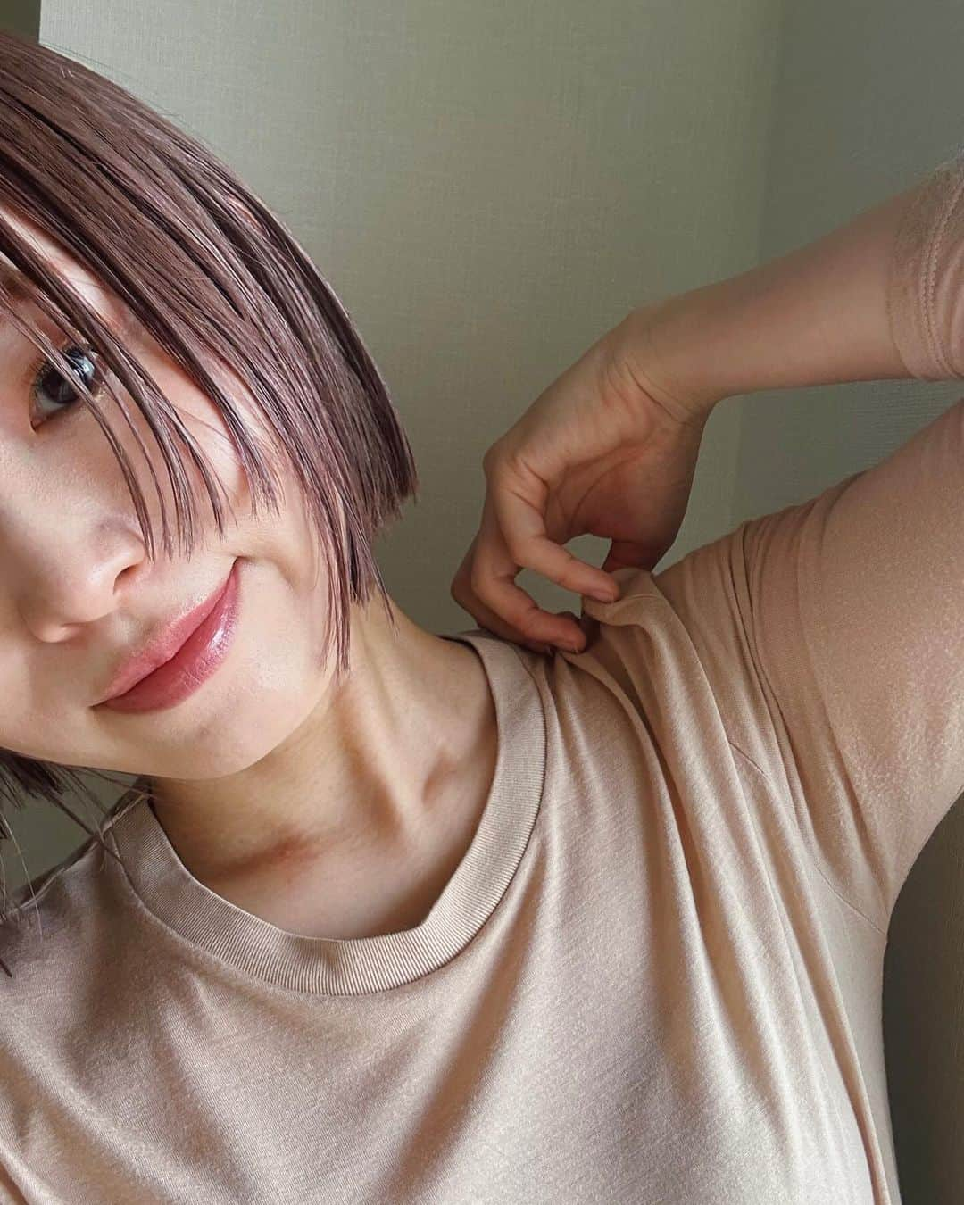 和田美由紀のインスタグラム：「最近のマイヘアー👧🏻✂️🍇 相変わらず顎くらいのほんのり前下がりボブ そしてブルーラベンダーのカラー（1番最後の写真が染めたてくらい） 今は色落ちしてきて明るめのラベンダー系です🫶🏻 ブリーチしてます👍🏻 お揃いカラーのお客様もオーダーも多くて嬉しいです💕 昨日もボブにするなら絶対わださんに切ってもらいたいって来てくださってて嬉しい🥺🥺 お揃い族ありがとうございます👼🏻💕💕  #ボブヘアアレンジ #スタイリング #セルフアレンジ #ヘアアレンジ　 #イルミナカラー #イルミナカラーサンセット #hairarrange  #lorensalon」