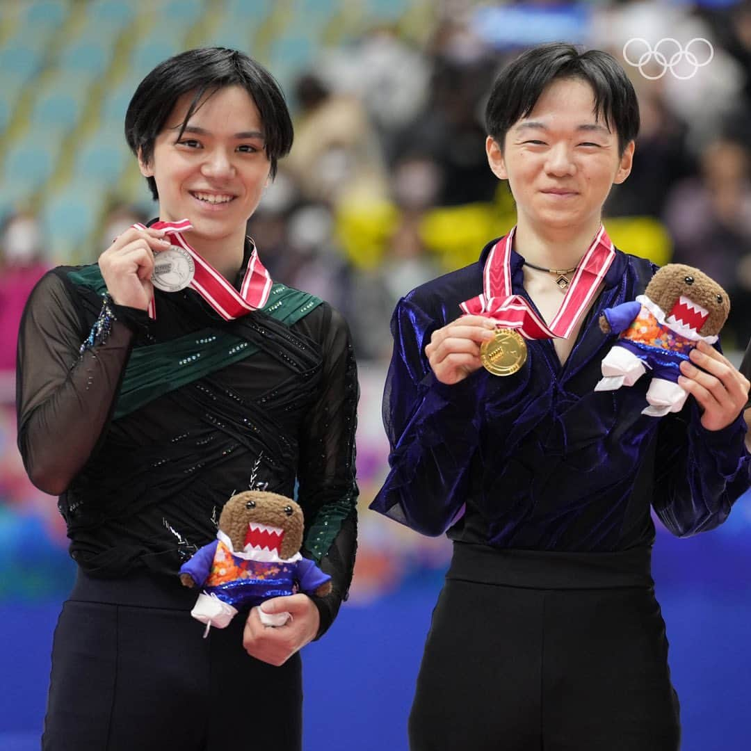 鍵山優真のインスタグラム：「2人そろって笑顔の表彰台😊  #フィギュアスケート GPシリーズ2023NHK杯・男子シングルで #鍵山優真 選手が優勝、#宇野昌磨 選手が2位🇯🇵  それぞれが持ち味を存分に発揮した素晴らしい演技をみせ、会場は大歓声に包まれました👏  ともに中国・北京で開催されるGPファイナルへの進出が決まりました🙌  おめでとうございます✨  📷 : @isufigureskating」