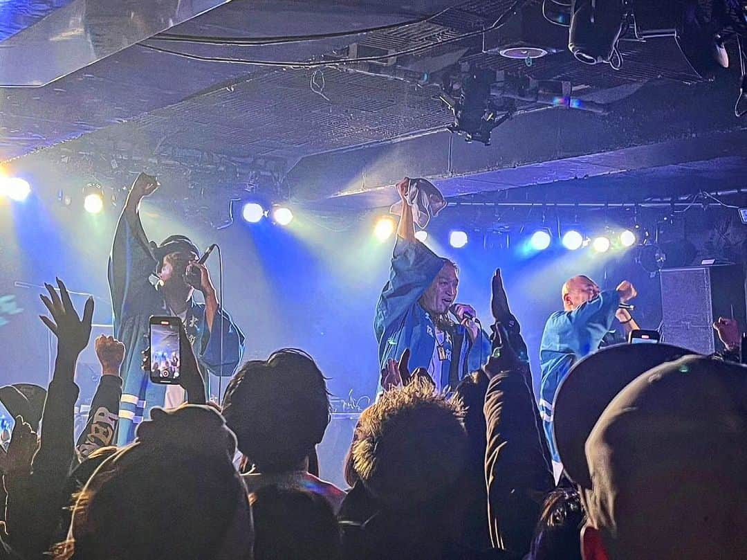 KLUTCHさんのインスタグラム写真 - (KLUTCHInstagram)「2023.11.24 Soupcurry JACK 5th Anniversary LIVE @大阪・心斎橋CONPASS ⁡ 大好きなスープカレーのお店JACKの5周年をお祝いする素敵な空間。 久しぶりに同じステージに立った韻シストと共に。 ⁡ みんな笑顔であったかくて素敵な時間がそこには流れてました！ 久しぶりに会う友達もたくさん来てくれてて楽しかった。 ⁡ インディーズ時代に自分たちでやってたレギュラーパーティーの"ET-KINGDOM"を開催していた心斎橋CONPASSで久しぶりのLIVEも嬉しかった！ ⁡ ⁡ ET-KING、韻シスト、そしてスープカレーJACK、それぞれで切磋琢磨しながらこれからも大阪盛り上げていくので応援よろしくお願いします！ ⁡ あらためてJACK5周年おめでとうございます。 ⁡ ⁡ ⁡ ⁡ ⁡ ⁡ #スープカレー #JACK #5周年 #soupcurry #soupcurryJACK #ETKING #KLUTCH #センコウ #コシバKEN #DJBOOBY #韻シスト #CONPASS #大阪 #心斎橋 #音楽 #music #LIVE #LIFE #おおきにこの出会いに感謝 #一生忘れられないよ」11月26日 10時41分 - klutch3etking