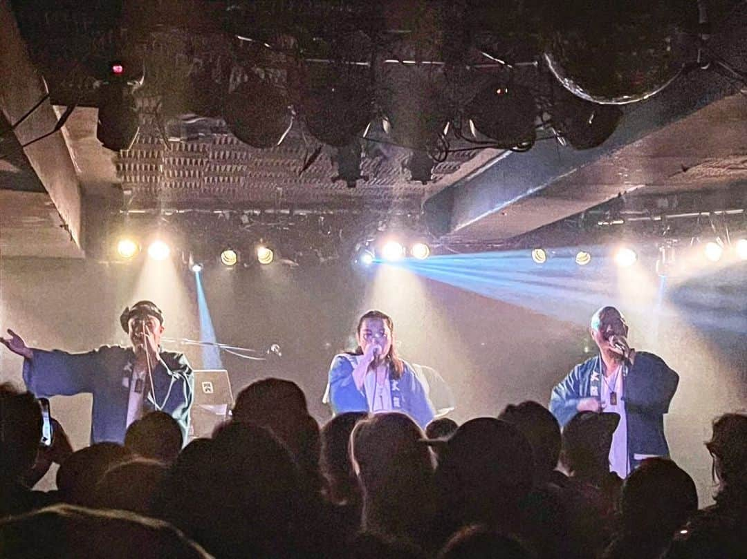 KLUTCHさんのインスタグラム写真 - (KLUTCHInstagram)「2023.11.24 Soupcurry JACK 5th Anniversary LIVE @大阪・心斎橋CONPASS ⁡ 大好きなスープカレーのお店JACKの5周年をお祝いする素敵な空間。 久しぶりに同じステージに立った韻シストと共に。 ⁡ みんな笑顔であったかくて素敵な時間がそこには流れてました！ 久しぶりに会う友達もたくさん来てくれてて楽しかった。 ⁡ インディーズ時代に自分たちでやってたレギュラーパーティーの"ET-KINGDOM"を開催していた心斎橋CONPASSで久しぶりのLIVEも嬉しかった！ ⁡ ⁡ ET-KING、韻シスト、そしてスープカレーJACK、それぞれで切磋琢磨しながらこれからも大阪盛り上げていくので応援よろしくお願いします！ ⁡ あらためてJACK5周年おめでとうございます。 ⁡ ⁡ ⁡ ⁡ ⁡ ⁡ #スープカレー #JACK #5周年 #soupcurry #soupcurryJACK #ETKING #KLUTCH #センコウ #コシバKEN #DJBOOBY #韻シスト #CONPASS #大阪 #心斎橋 #音楽 #music #LIVE #LIFE #おおきにこの出会いに感謝 #一生忘れられないよ」11月26日 10時41分 - klutch3etking