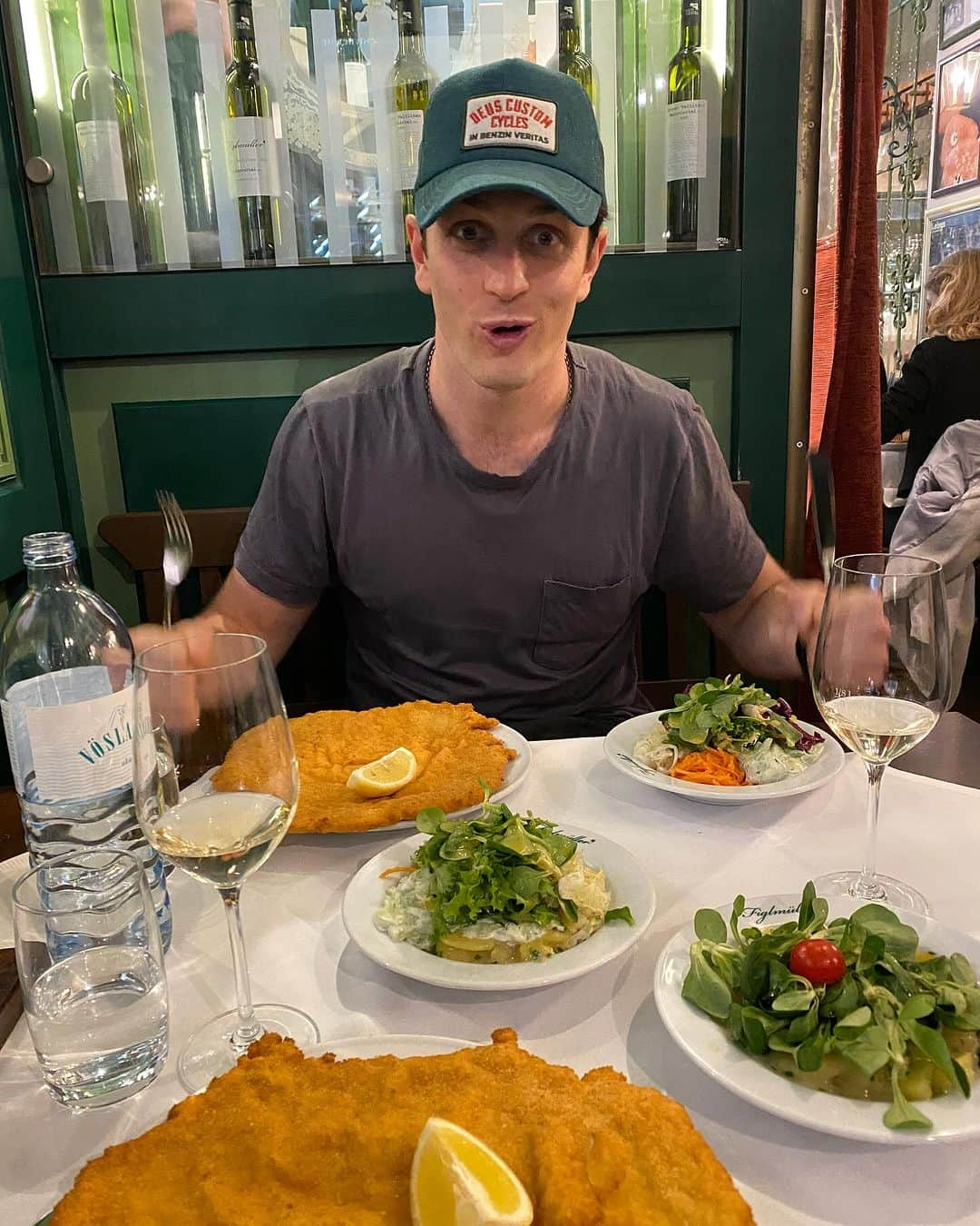 アダム・シャピロさんのインスタグラム写真 - (アダム・シャピロInstagram)「SO MANY MEALS WITH @colinwoodell  #budapest @thecontinentaltv」11月26日 10時47分 - shappyshaps