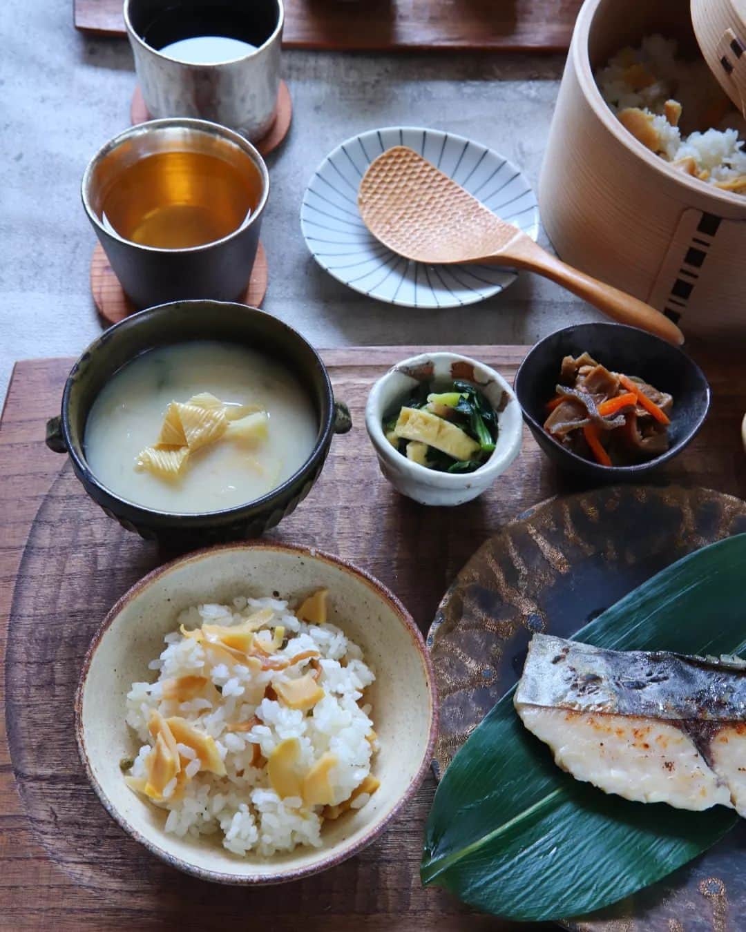 Satomiさんのインスタグラム写真 - (SatomiInstagram)「. . 2023.11.26* . 日常から離れて 旅先で過ごす朝のような 特別なひとときを . アンバサダーをさせていただいている 咲耶さま @sakuya_meal 今月の旅御膳は 京のおばんざい御膳です。 . 京都の伝統料理である西京焼きや 香り高いちりめん竹の子ごはん 彩り豊かなおばんざいなど 上品で優しい味わいが楽しめます。 . 京都は、私にとって馴染みの地。 学生時代の思い出がたくさんある場所です。 そんな京都に想いを馳せながら おいしくいただきました。 どれも京都を感じさせてくれる一品✨ 中でも西京焼きがとても美味しかったです。 . 12月10日まで、お歳暮商品を発売中。 通常は冷蔵でのお届けですが、 お歳暮商品は冷凍でのお届けです。 消費期限が長く、熨斗もつけられるので お歳暮の贈り物に最適です。 薬味までセットに入っているので 自分で準備する材料がなく、 ほんの少し調理するだけで 本格的な御膳が楽しめます。 冬のご挨拶にいかがでしょうか❄️ . 詳細は、咲耶さまInstagramよりどうぞ🌸 @sakuya_meal  . #咲耶  #咲耶ごはん  #旅御膳  #和食御膳  #お歳暮 . #お取り寄せごはん #ミールキット  #京都 #京料理 #和食  #器 #器好き  #余宮隆 #佐藤源三郎 #曲げわっぱ  #おうちごはんlover #japanesefood  #japan #kyoto #sakuya #mealkit  . .」11月26日 10時47分 - satomi614