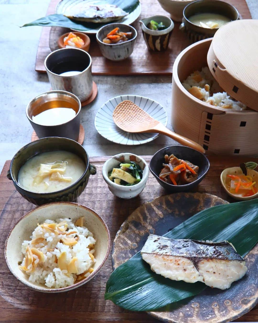 Satomiのインスタグラム：「. . 2023.11.26* . 日常から離れて 旅先で過ごす朝のような 特別なひとときを . アンバサダーをさせていただいている 咲耶さま @sakuya_meal 今月の旅御膳は 京のおばんざい御膳です。 . 京都の伝統料理である西京焼きや 香り高いちりめん竹の子ごはん 彩り豊かなおばんざいなど 上品で優しい味わいが楽しめます。 . 京都は、私にとって馴染みの地。 学生時代の思い出がたくさんある場所です。 そんな京都に想いを馳せながら おいしくいただきました。 どれも京都を感じさせてくれる一品✨ 中でも西京焼きがとても美味しかったです。 . 12月10日まで、お歳暮商品を発売中。 通常は冷蔵でのお届けですが、 お歳暮商品は冷凍でのお届けです。 消費期限が長く、熨斗もつけられるので お歳暮の贈り物に最適です。 薬味までセットに入っているので 自分で準備する材料がなく、 ほんの少し調理するだけで 本格的な御膳が楽しめます。 冬のご挨拶にいかがでしょうか❄️ . 詳細は、咲耶さまInstagramよりどうぞ🌸 @sakuya_meal  . #咲耶  #咲耶ごはん  #旅御膳  #和食御膳  #お歳暮 . #お取り寄せごはん #ミールキット  #京都 #京料理 #和食  #器 #器好き  #余宮隆 #佐藤源三郎 #曲げわっぱ  #おうちごはんlover #japanesefood  #japan #kyoto #sakuya #mealkit  . .」