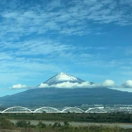 馬場典子のインスタグラム：「ロケのため移動中。 東京は霧雨でしたが、山を越えたら晴れました🌞 今週の出演情報、amebloにアップしました。  #富士山 #馬場典子 #ばばちゃんネル」