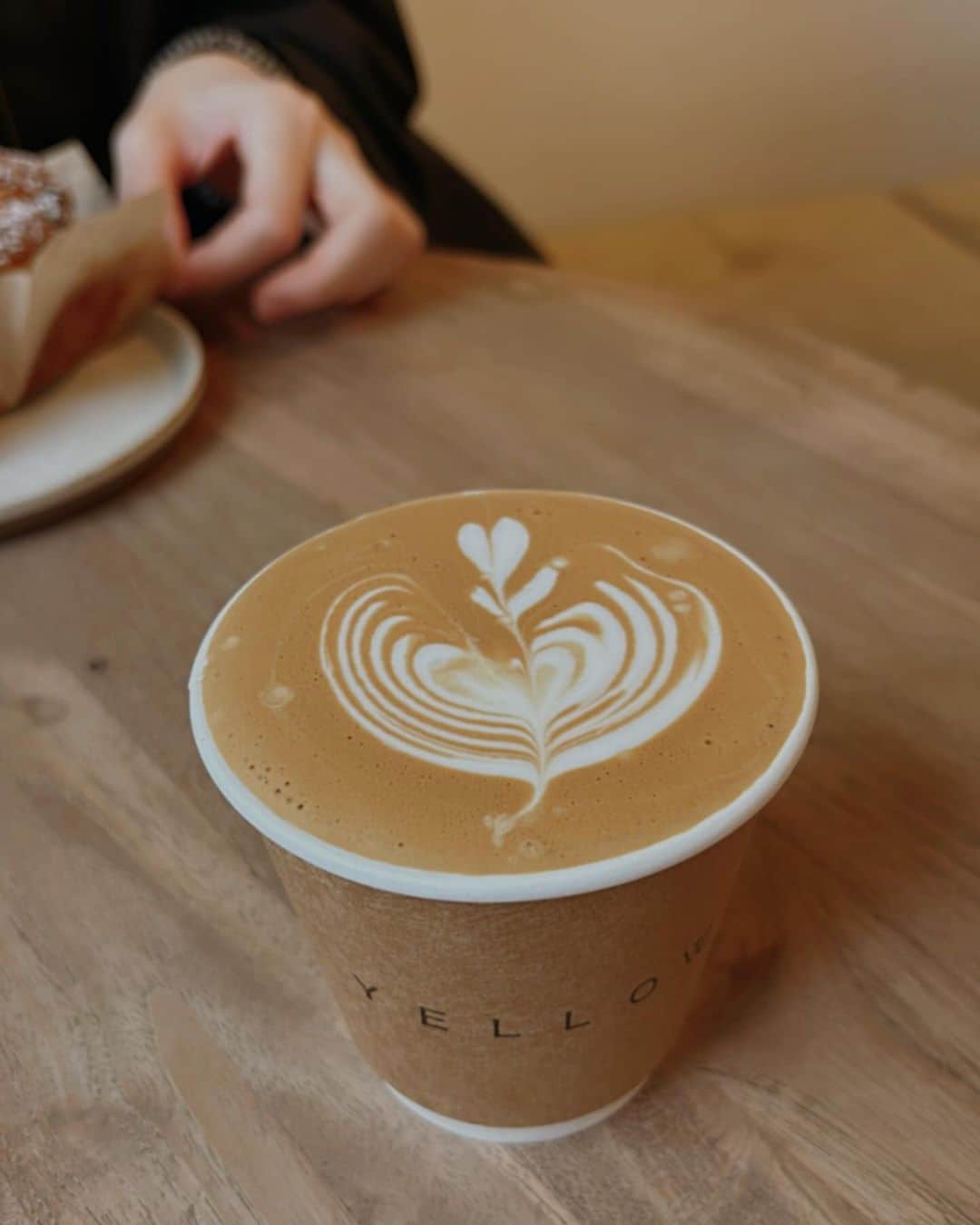 坂口佳穂さんのインスタグラム写真 - (坂口佳穂Instagram)「Shokoさんと合間に coffee time☕️🤎  #カフェ#coffeetime#yellowcoffee#駒沢公園」11月26日 10時52分 - s_ka_ho