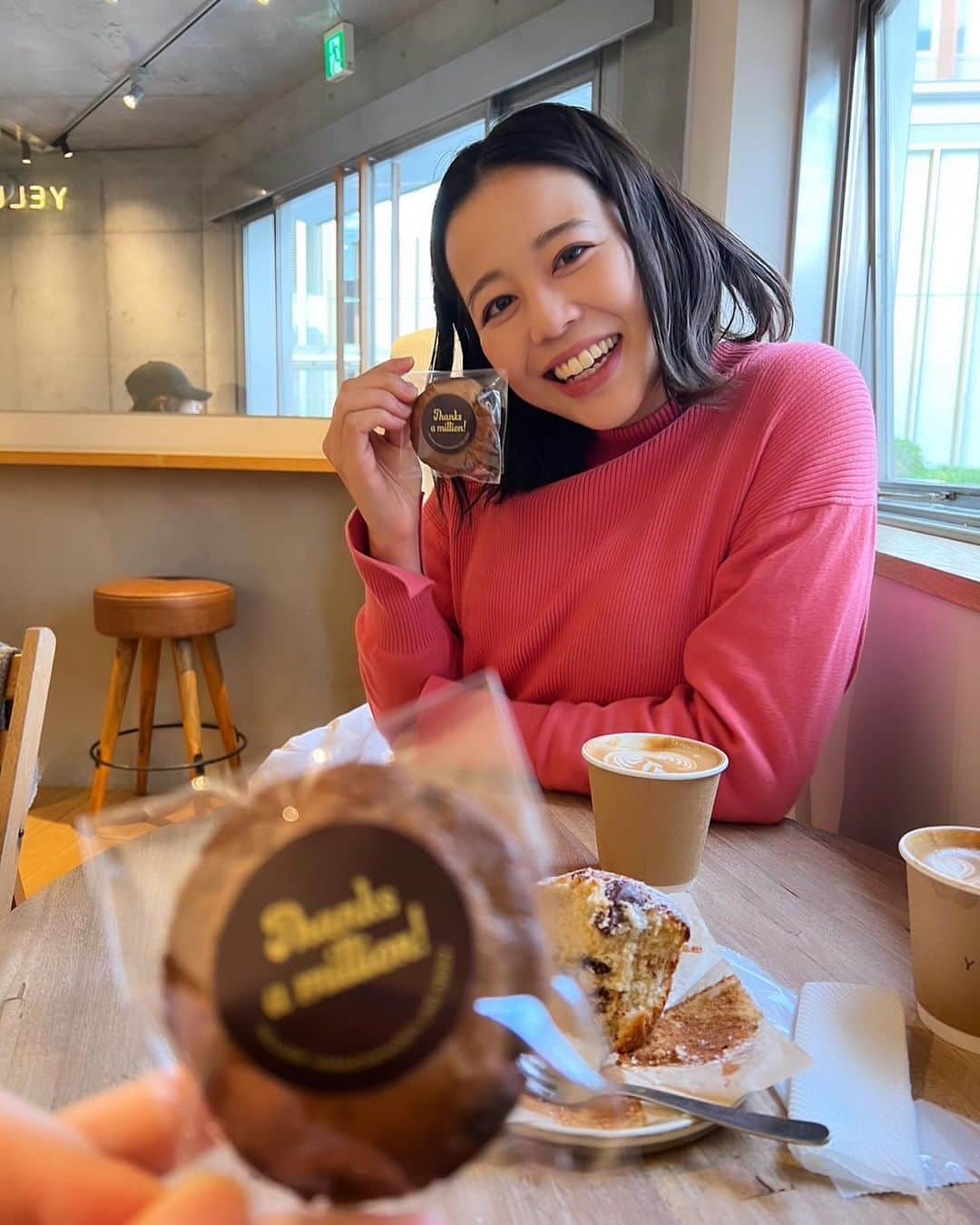 坂口佳穂のインスタグラム：「Shokoさんと合間に coffee time☕️🤎  #カフェ#coffeetime#yellowcoffee#駒沢公園」