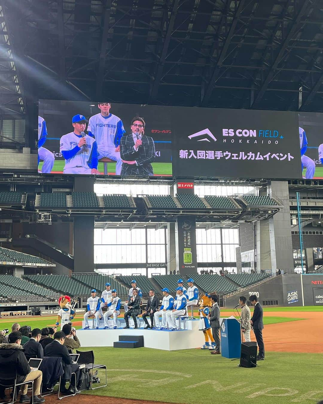 谷口雄也のインスタグラム：「ようこそ🤗  #新入団選手  #lovefighters  #北海道日本ハムファイターズ  #esconfieldhokkaido」