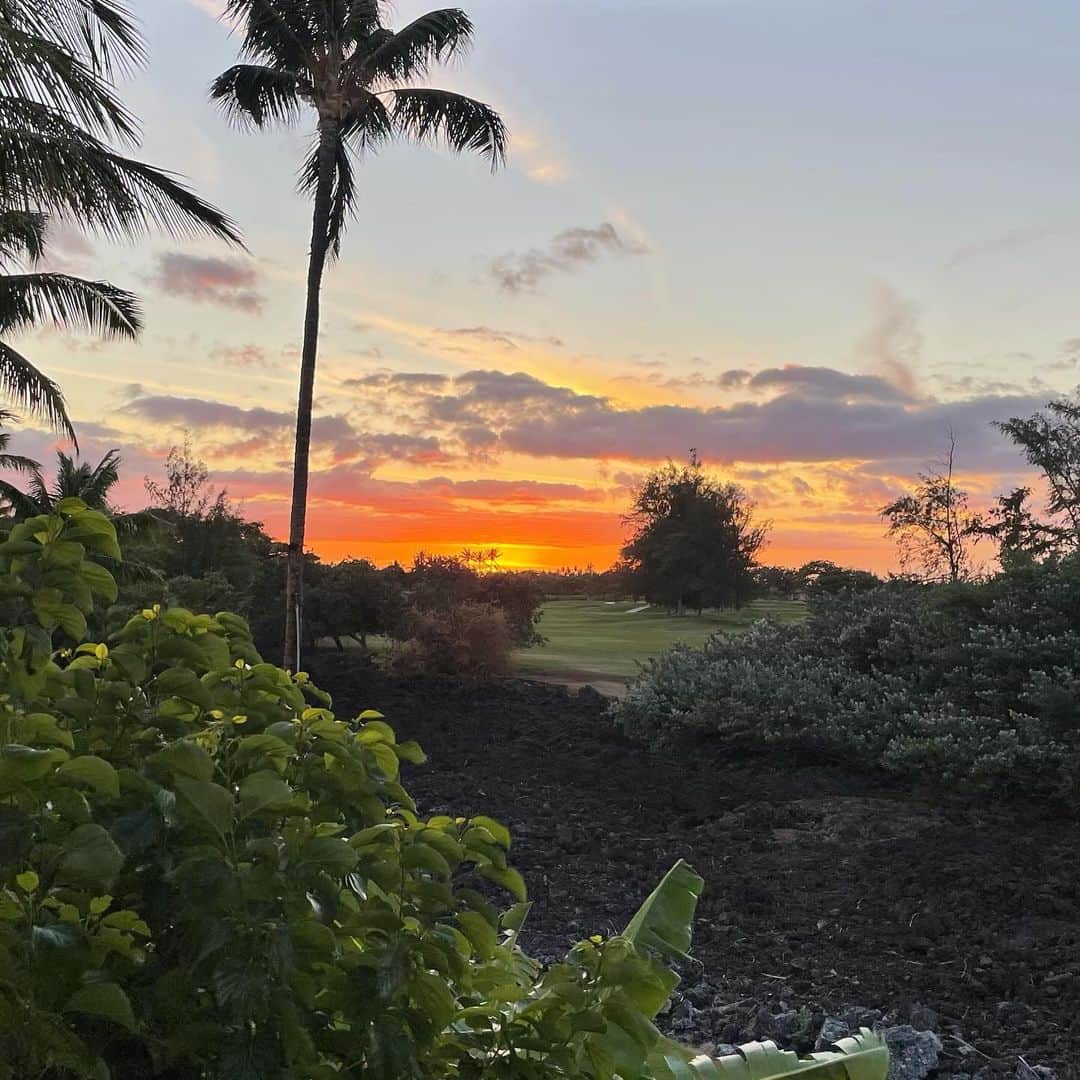 MiracleVellMagicのインスタグラム：「beautiful Hawai’i🌅🙏🏻  夕焼けが苦手な私、ところがどっこい、ハワイのサンセットには惚れ込んでる。 いつまでも直視できちゃう優しさがあるんだよ。じんわりと染み渡る気持ちよさがあるんだよ。  海に沈むその瞬間まで、目が離せないんだなぁ。」