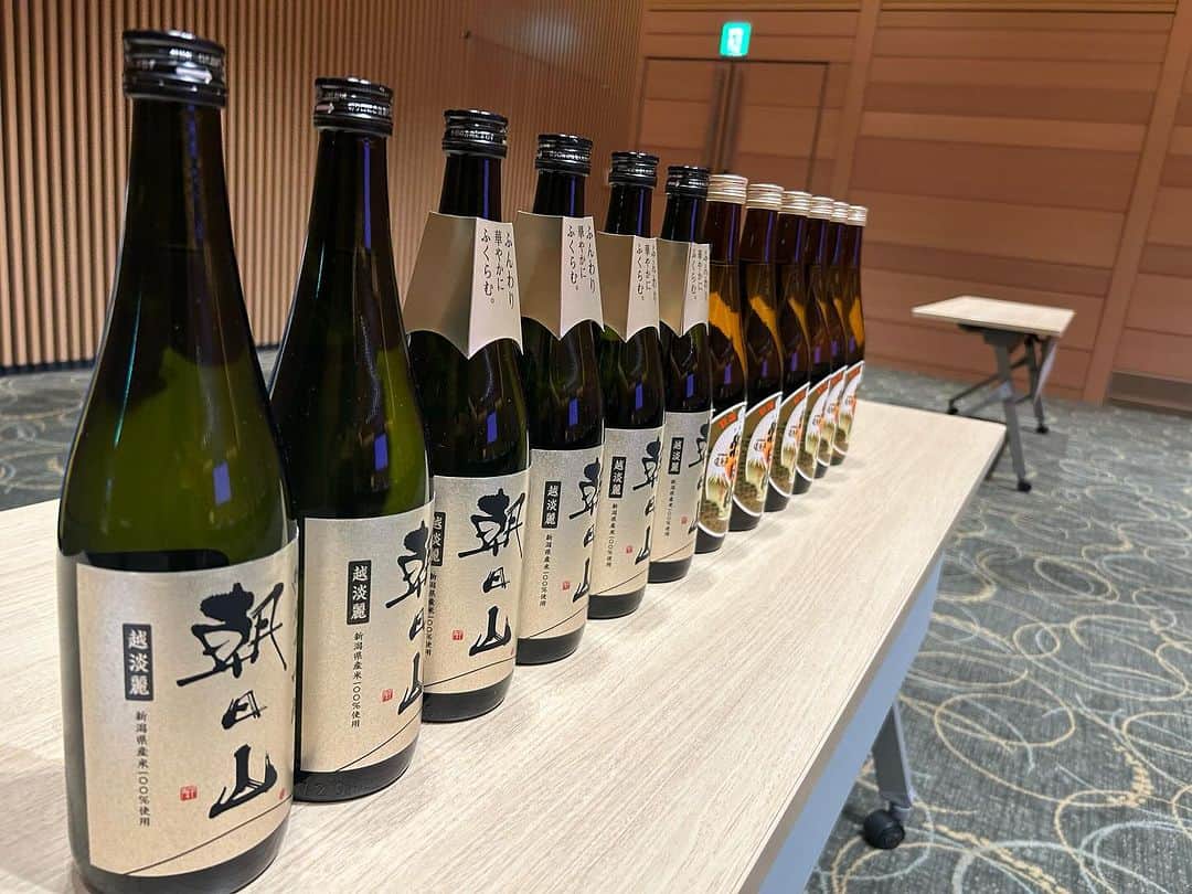 ミノルクリスのインスタグラム：「チーム朝日山の「健康・きき酒講習会」 楽しくこころ豊かに走るために🏃🌅⛰️ #チーム朝日山2023 #朝日山」