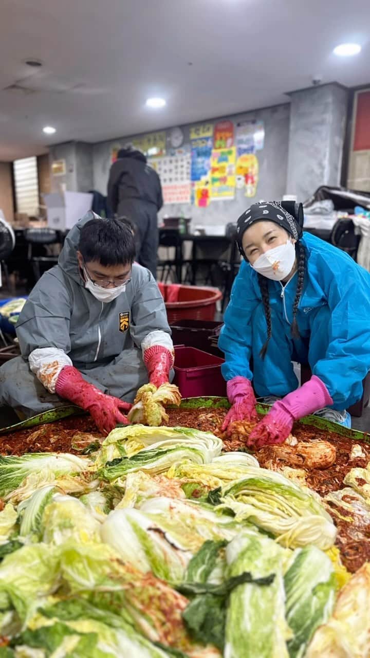 キム・ビヌのインスタグラム：「✌🏻김장✌🏻 우리집 일년행사중 가장 빡빡빡빡씨고 가장 큰 행사 ‼️ 이번김장은 많은분들이 함께 해주셔서  역대로 일찍 끝나고 역대로 수월했다는 👍🏻 우리는 거들기만할뿐  150포기를 하루 절이고 하루 씻고 밑준비만 3일 하고 장사까지 하시는 ..우리엄마는 진짜 초인임에 틀림없다 🦸🏻‍♀️  일년 내 자식들 이웃들 손님들께 맛있는 김치를 먹일생각하면서 뿌듯해 하는 엄마 .. 조금 천천히 늙었으면 좋겠다 🥹 존경그이상의말이 있으면 꼭 우리엄마한테 해주고픈 🩵 (김장 도와준 동생들 넘 고맙다 ♥️)   #김장하는날  #연중행사」