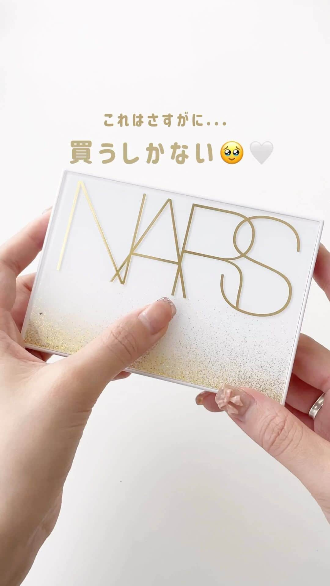 MERY BEAUTYのインスタグラム：「これは買うしかないっ...🥹🎀  NARSのチークが６色集まったチークパレット 「オールザットグリターズライト リフレクティング チークパレット」が万能すぎた！✨ 肌馴染みの良い血色感溢れるカラーばかりだから、気分やコーデに合わせて使えて 日常メイクを華やかに仕上げてくれるよ💖  チークが苦手でも重ね付けして自分の似合うチークカラーにできるからとっても便利💌 細かく上品なラメも肌に透明感を与えてくれるよ✨ これで冬のモテメイク完成🤍  🌙NARS（ @narscosmeticsjapanl ） オールザットグリターズライト リフレクティング チークパレット ¥8,690  #nars #ナーズ#チーク #チークパレット #ツヤ肌  #ラメ #濡れ感 #デートメイク #narsチーク #クリスマスコフレ #ホリデーコフレ #ホリデーコレクション #クリスマスコレクション」