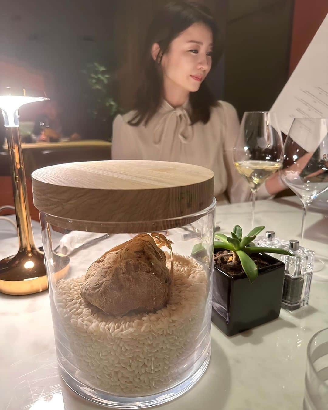 川村ひかるさんのインスタグラム写真 - (川村ひかるInstagram)「❤︎  ブリガリホテルでディナー🍽️  アルバ産の白トリュフが香り高くて素晴らしかった🤭  20年ぶり⁈😳に再会したソムリエの後記さん🍷 私が昔ワイン教本に付箋をたくさん貼って勉強していたのを思い出させてくれました🤭  #ブルガリホテル東京  #ニコロミート東京」11月26日 11時14分 - hikaru.kawamura