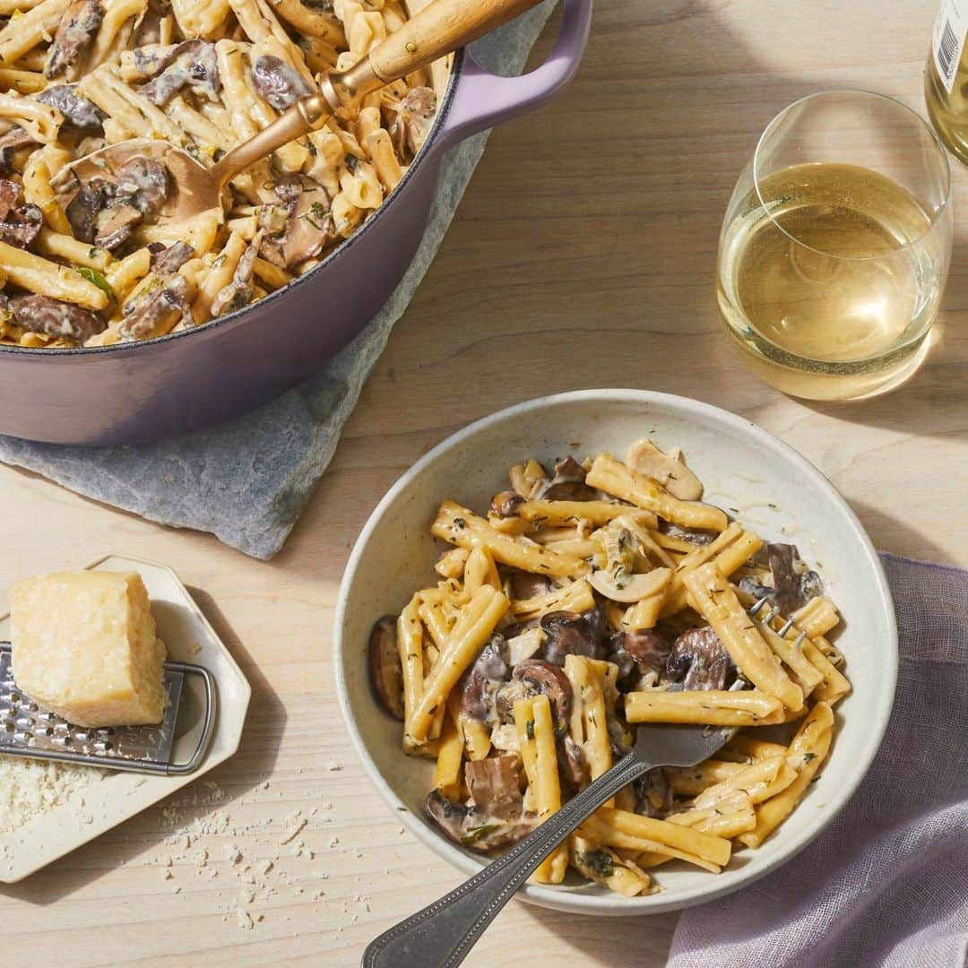 Food & Wineのインスタグラム：「This One-Pot White Wine Pasta with Mushrooms and Leeks is one we keep going back to over and over again because, well, it’s easy and incredibly delicious. Add it to your repertoire at the link in bio.   🍝: @rbashinsky, 📸: @jencausey, 🥄: @rishonmarie, 🍽: @stylingbysec」