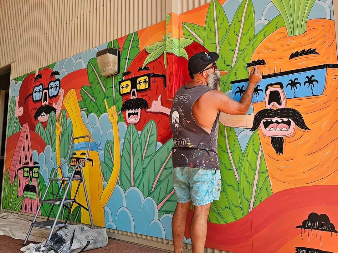 MULGAさんのインスタグラム写真 - (MULGAInstagram)「Some finished and in progress  shots of the first mural I painted at @karratha.senior.high.school.  Big thanks to the Tilly and fam for being great hosts and the school for inviting me over for my first visit to Western Australia.  The colours in the mural where inspired by the red earth landscape of Karratha and the mural was on the canteen so fresh fruit and veggie characters was a must 🤘🥕🤘」11月26日 11時16分 - mulgatheartist