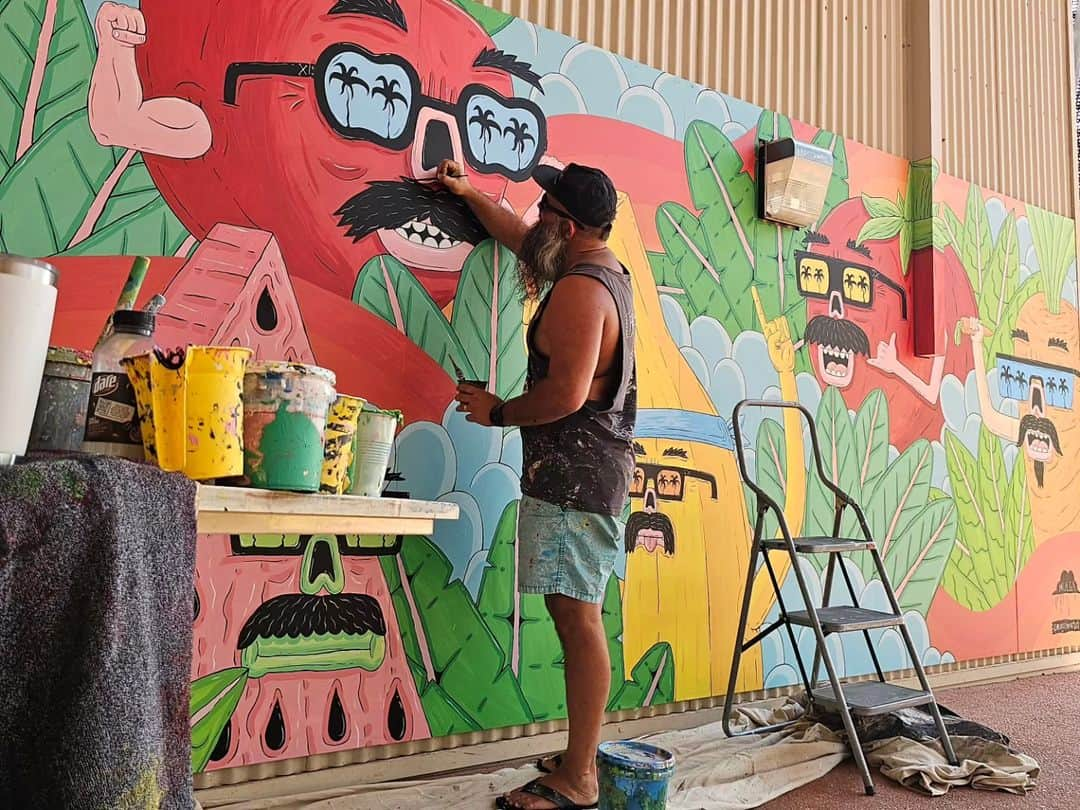 MULGAさんのインスタグラム写真 - (MULGAInstagram)「Some finished and in progress  shots of the first mural I painted at @karratha.senior.high.school.  Big thanks to the Tilly and fam for being great hosts and the school for inviting me over for my first visit to Western Australia.  The colours in the mural where inspired by the red earth landscape of Karratha and the mural was on the canteen so fresh fruit and veggie characters was a must 🤘🥕🤘」11月26日 11時16分 - mulgatheartist