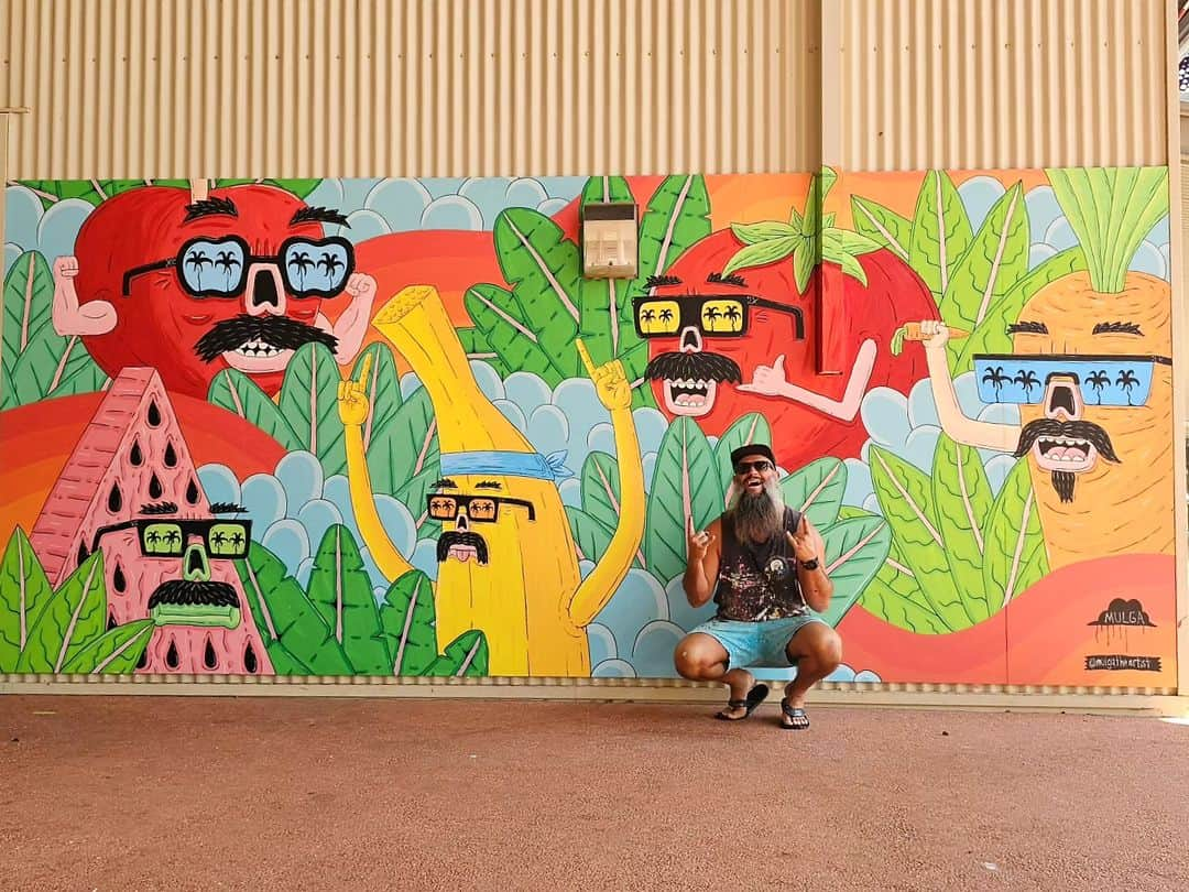 MULGAさんのインスタグラム写真 - (MULGAInstagram)「Some finished and in progress  shots of the first mural I painted at @karratha.senior.high.school.  Big thanks to the Tilly and fam for being great hosts and the school for inviting me over for my first visit to Western Australia.  The colours in the mural where inspired by the red earth landscape of Karratha and the mural was on the canteen so fresh fruit and veggie characters was a must 🤘🥕🤘」11月26日 11時16分 - mulgatheartist