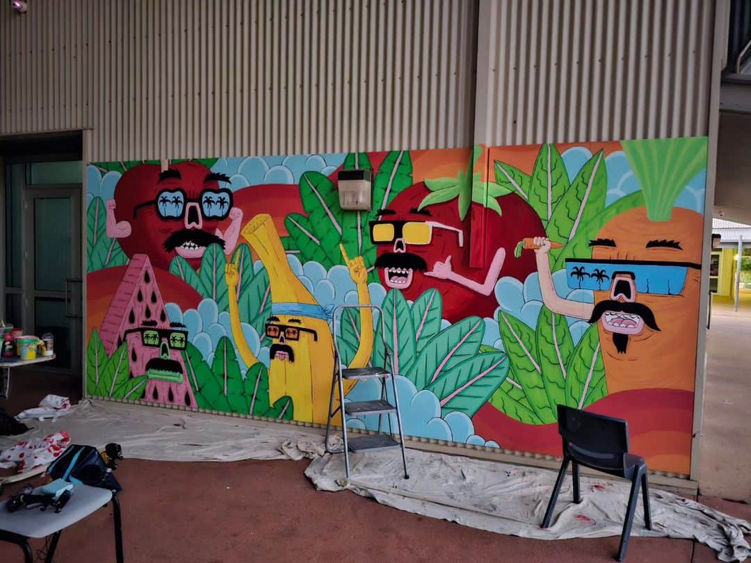 MULGAさんのインスタグラム写真 - (MULGAInstagram)「Some finished and in progress  shots of the first mural I painted at @karratha.senior.high.school.  Big thanks to the Tilly and fam for being great hosts and the school for inviting me over for my first visit to Western Australia.  The colours in the mural where inspired by the red earth landscape of Karratha and the mural was on the canteen so fresh fruit and veggie characters was a must 🤘🥕🤘」11月26日 11時16分 - mulgatheartist