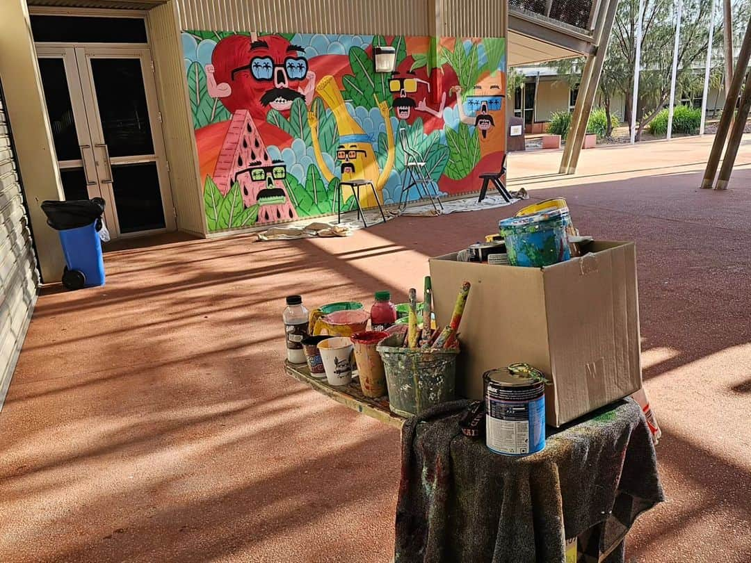 MULGAさんのインスタグラム写真 - (MULGAInstagram)「Some finished and in progress  shots of the first mural I painted at @karratha.senior.high.school.  Big thanks to the Tilly and fam for being great hosts and the school for inviting me over for my first visit to Western Australia.  The colours in the mural where inspired by the red earth landscape of Karratha and the mural was on the canteen so fresh fruit and veggie characters was a must 🤘🥕🤘」11月26日 11時16分 - mulgatheartist