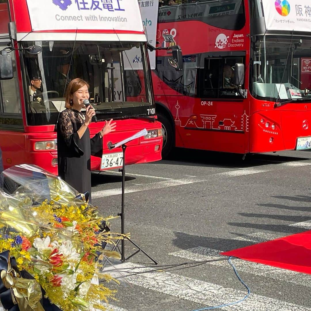 内田絢子さんのインスタグラム写真 - (内田絢子Instagram)「✴︎阪神タイガース、オリックス・バファローズ優勝記念パレード✴︎  パレードバスに乗った監督、選手、コーチの皆さんが穏やかな笑顔で手を振り、沿道から『おめでとう』『ありがとう』と、大歓声と拍手が沸き起こる👏今年の日本シリーズ7戦の白熱の戦いもよみがえってきて、胸が熱くなりました。夢の関西対決、興奮と感動ありがとうの思いが、御堂筋に溢れていました！！  阪神タイガースのオープニングセレモニーを大抜卓人先輩が、私はオリックス・バファローズのセレモニーの司会を務めさせていただきました。  優勝の喜びをかみしめつつ、次のシーズンへ向かってゆく監督、選手のご挨拶のお言葉がとても力強かったです！！  #阪神タイガースオリックスバファローズ優勝記念パレード #阪神タイガース #オリックスバファローズ #優勝記念パレード」11月26日 11時16分 - uccijun