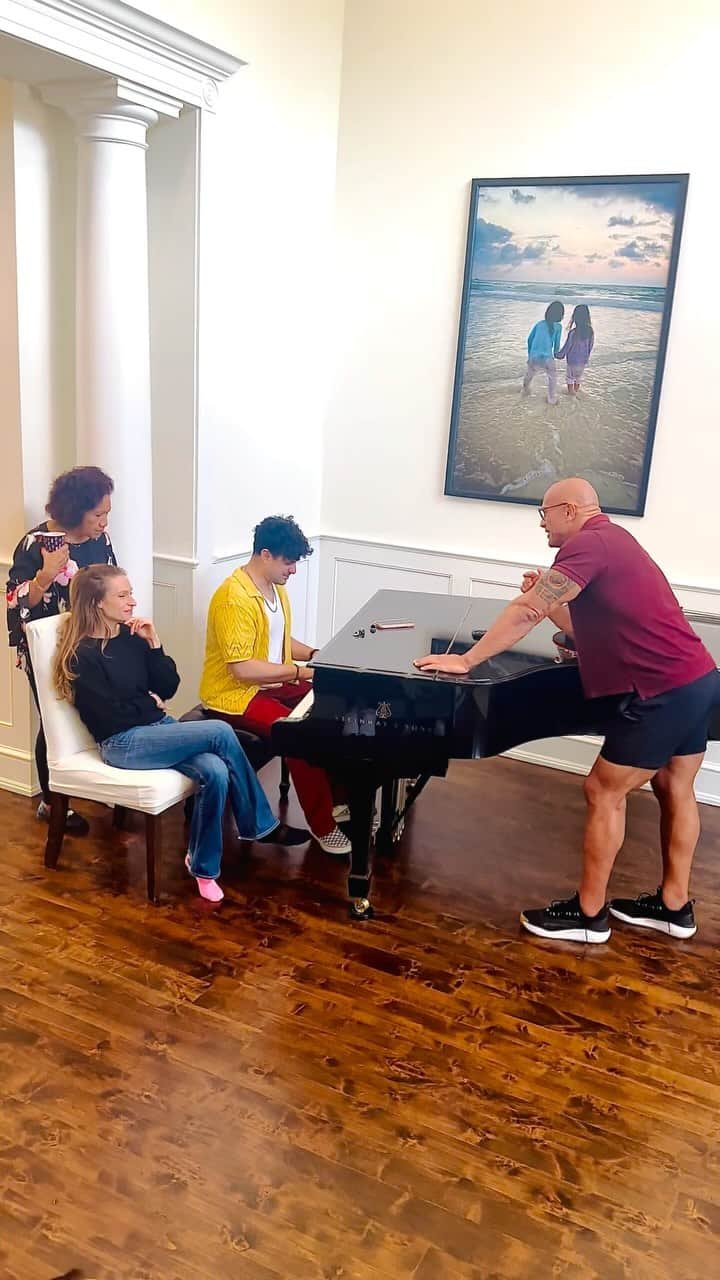 のインスタグラム：「We’re getting there 🎶 🎹 😂 We did sing other songs too but got stuck on “just the way you are” cos we (me) kept screwing up the lyrics.   I gets a few @teremana’s in me and start making up my own lyrics 🤣🥃   Some real musical talent and amazing voices here with @ericzayne & @laurenhashianofficial!   Happy thanksgiving weekend, my friends 🥃」