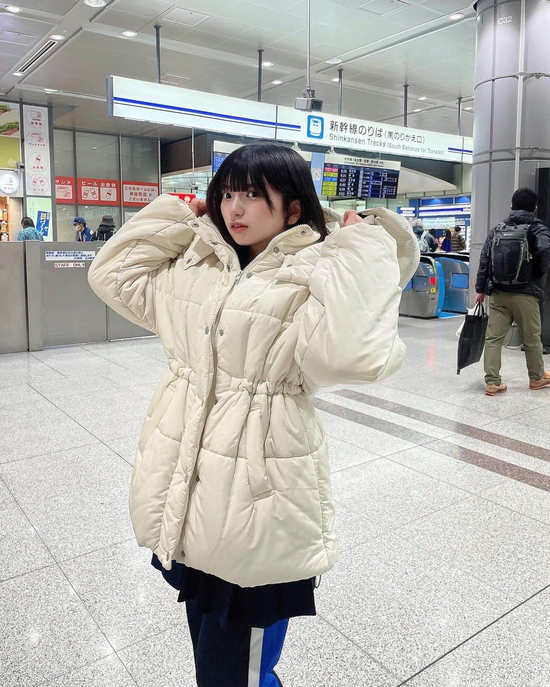 姫野ひなのさんのインスタグラム写真 - (姫野ひなのInstagram)「#Mooove!初めての新幹線🚄🚄🚄 新幹線スタイルはすっぴん寝る気満々学生時代のジャージです、、、、」11月26日 11時22分 - pi._.y
