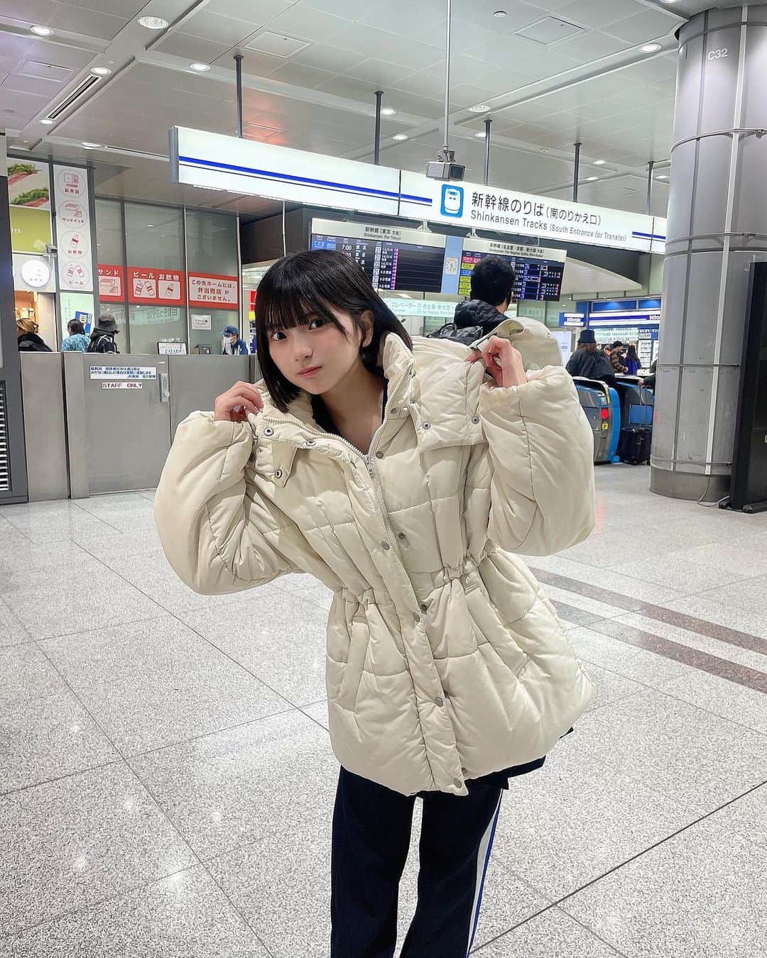 姫野ひなののインスタグラム：「#Mooove!初めての新幹線🚄🚄🚄 新幹線スタイルはすっぴん寝る気満々学生時代のジャージです、、、、」