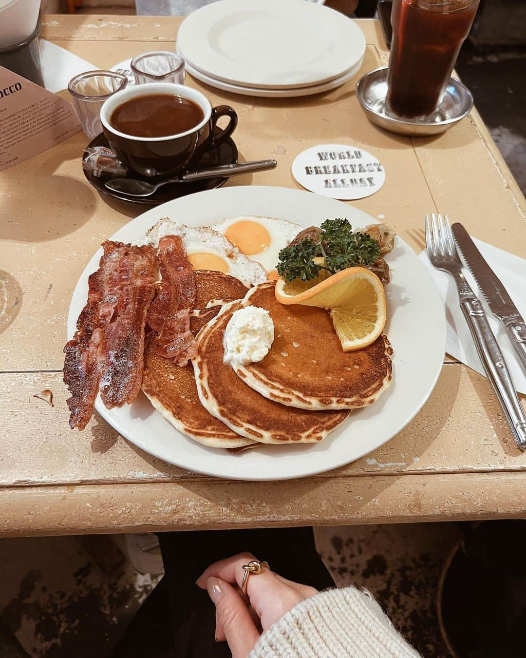 akiiiii1025のインスタグラム：「⁡ ⁡  📍WORLD BREAKFAST ALLDAY ⁡ 東京でのmorning🍽 ⁡ この日は国立競技場で UNIQLOサッカーキッズのイベントがあったため、 🏟近くで👨🏽が朝早くから開いてるお店を 探してくれたところˊˎ ⁡ 世界中の朝ごはんが食べられるお店で 雰囲気もとってもかわいく 全部美味しかった〜🫶 ⁡ アメリカの朝ごはんやチュロス等を みんなでシェアして食べたよ😋🇺🇸 ⁡ openと同時に入ったけど、 次から次へと外国の観光客の方たちも 来店されててすごい人気だった🥹 ⁡ menuは2ヶ月ごとに国が変わるみたい🌍💓  🏷 @world_breakfast_allday  ⁡ ⁡ ⁡ ⁡ #worldbreakfastallday#breakfast#morning #tokyo#tokyomorning #東京グルメ#東京カフェ#都内カフェ#外苑前カフェ #外苑前モーニング#世界の朝ごはん#世界の朝食 #モーニング#朝活#パンケーキ#チュロス#朝ごはん #子連れ旅行#子連れ旅#家族旅行#2児ママ #大阪ママ#北摂ママ#2歳差育児#男の子ママ」