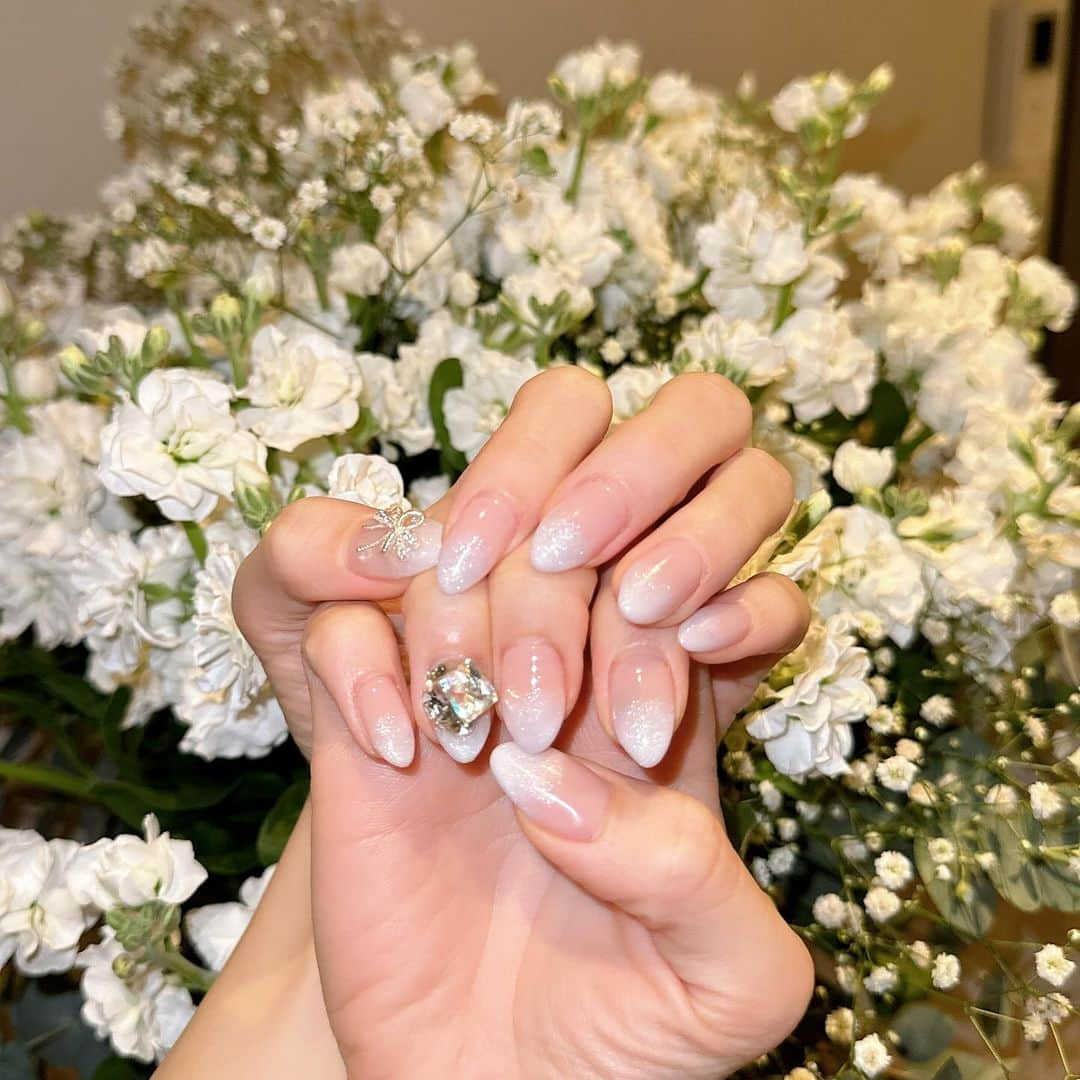 えれちゃんのインスタグラム：「ꫛꫀꪝ✧‧˚💅   #ベイビーブーマーネイル  #ネイル #冬ネイル」