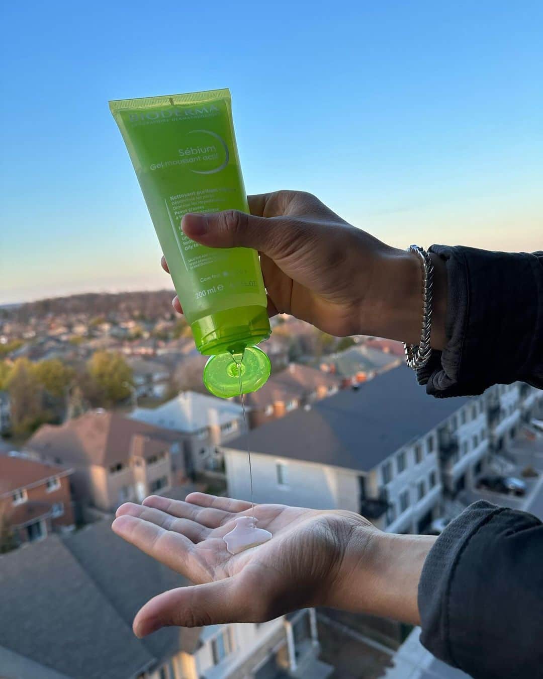 Donovan Carrillo Suazoさんのインスタグラム写真 - (Donovan Carrillo SuazoInstagram)「A donde quiera que vaya llevo mis aliados conmigo para cuidar mi piel. 🧖‍♂️  Uno de ellos es Sebium Gel Actif de @biodermamexico, lo puedes encontrar en @solosanborns 🙌🏻  #AcneTomaTiempo」11月26日 11時37分 - donovandcarr