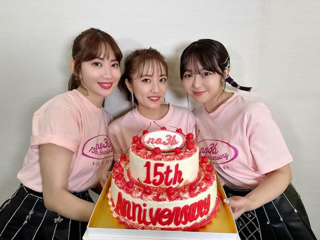 高橋みなみさんのインスタグラム写真 - (高橋みなみInstagram)「ノースリーブス 15th Anniversary Live✨ 会場にお越しくださった皆さん そしてU-NEXTで生配信を見てくださった皆さん本当にありがとうございました🥺✨  3人で色々考えていく中で、やってみたいことを詰め込んでみた結果 まさかの10周年の時よりガッツリ踊ることになった15周年笑😂21曲ー！！  それぞれブランクがある中でしたが、LIVEで披露したことない曲を新しい振り付けをつけてもらって踊ることができたり！久しぶりにAKB48メドレーをやってみたり！ 凄い楽しかった🥹✨ 皆さんにも楽しんでもらえてたらいいな！  今回ステージセットも凝ってもらったり 衣装はしのぶ（オサレカンパニー）にお願いしたり、 演出はりこちゃんにと 舞台チームしかり！素晴らしいチームが集まってノースリーブスのライブを作ってくださいました！ 今回携わってくださった皆さんに本当に感謝です！！😭😭 まさかのダンサーさんまで！！豪華🥹✨  そして何よりほぼ活動していないにも関わらず「15周年LIVEやります！」と発表した時に「行きたい！」「見たい！」と待ってくださっていた方達がいてくださった事が、大きな原動力になりました。 これからも周年になったらのんびーり動き出すスタイルのノースリーブスの応援をぜひよろしくお願いします😊 （私キャプテンになったらしいんだけど何すれば良いんだろう😂🤔）  「U-NEXT」で１２月２日まで見逃し配信もありますので、気になった方！もう一度見たいという方はぜひチェックしてくださいね🥺✨  またみんなに会える日を楽しみにしてますー！  #ノースリーブス15周年 #ノースリーブス #no3b #ノースリーブス15thanniversarylive」11月26日 11時30分 - taka37_chan