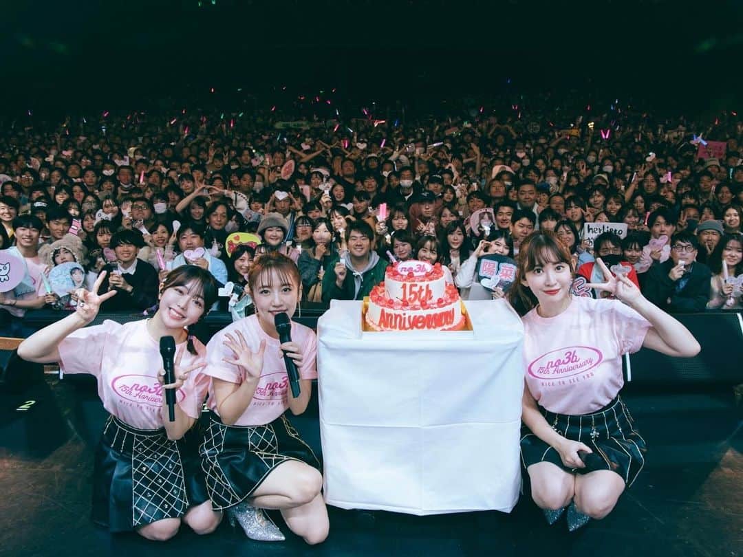 高橋みなみのインスタグラム：「ノースリーブス 15th Anniversary Live✨ 会場にお越しくださった皆さん そしてU-NEXTで生配信を見てくださった皆さん本当にありがとうございました🥺✨  3人で色々考えていく中で、やってみたいことを詰め込んでみた結果 まさかの10周年の時よりガッツリ踊ることになった15周年笑😂21曲ー！！  それぞれブランクがある中でしたが、LIVEで披露したことない曲を新しい振り付けをつけてもらって踊ることができたり！久しぶりにAKB48メドレーをやってみたり！ 凄い楽しかった🥹✨ 皆さんにも楽しんでもらえてたらいいな！  今回ステージセットも凝ってもらったり 衣装はしのぶ（オサレカンパニー）にお願いしたり、 演出はりこちゃんにと 舞台チームしかり！素晴らしいチームが集まってノースリーブスのライブを作ってくださいました！ 今回携わってくださった皆さんに本当に感謝です！！😭😭 まさかのダンサーさんまで！！豪華🥹✨  そして何よりほぼ活動していないにも関わらず「15周年LIVEやります！」と発表した時に「行きたい！」「見たい！」と待ってくださっていた方達がいてくださった事が、大きな原動力になりました。 これからも周年になったらのんびーり動き出すスタイルのノースリーブスの応援をぜひよろしくお願いします😊 （私キャプテンになったらしいんだけど何すれば良いんだろう😂🤔）  「U-NEXT」で１２月２日まで見逃し配信もありますので、気になった方！もう一度見たいという方はぜひチェックしてくださいね🥺✨  またみんなに会える日を楽しみにしてますー！  #ノースリーブス15周年 #ノースリーブス #no3b #ノースリーブス15thanniversarylive」