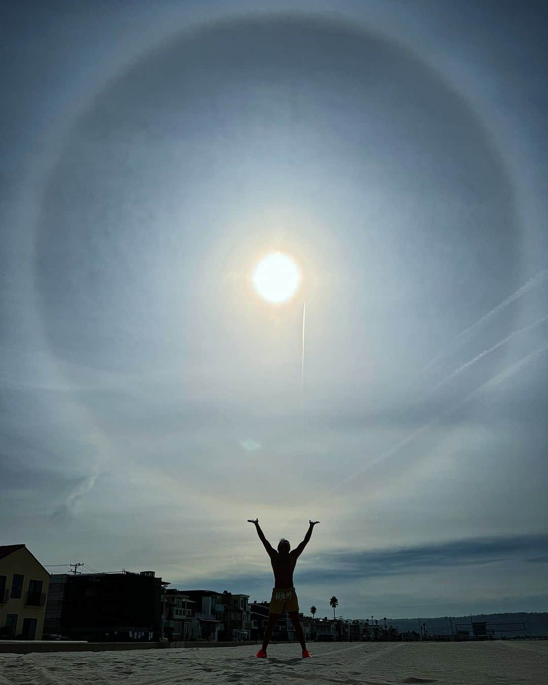 武尊のインスタグラム：「元気玉☀️ また合宿中に珍しい太陽見れた🇺🇸  物事の節目や始まり何かの目標に向かって 頑張っている時に見るのは幸運のサイン。らしい！ そろそろ良いことあるかな✨ #日暈 #ハロ現象 #幻日環 #元気玉 #dragonball  #hermosabeach」