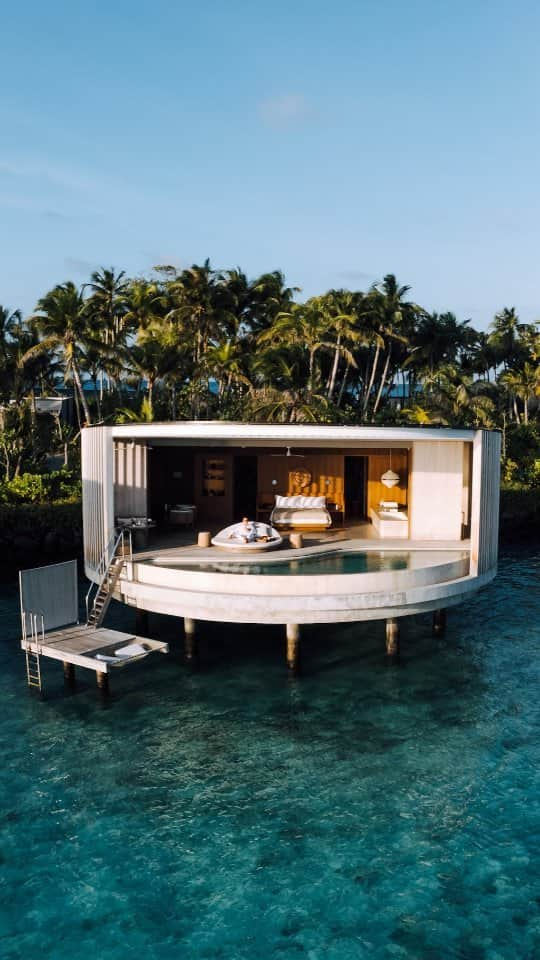 リッツ・カールトンのインスタグラム：「A beachside villa reveals a world of dazzling blues at The Ritz-Carlton #Maldives, Fari Islands.」