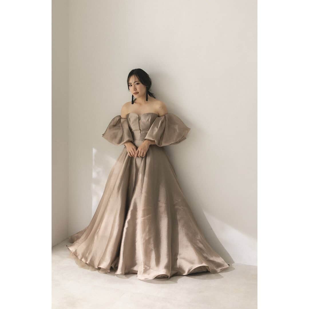 スタジオAQUA 横浜店さんのインスタグラム写真 - (スタジオAQUA 横浜店Instagram)「新作のカラードレスで撮影してみました！  hair &make Misaki Ota  スタジオアクア横浜みなとみらい店 @studioaqua_yokohama スタジオアクア横浜駅前店 @studioaqua_yokohama.ekimae   デコルテ @decollte_weddingphoto  #スタジオアクア横浜みなとみらい店 #横浜 #撮る結婚式 #ウエディング #ウエディングフォト #フォトウエディング #デコルテフォト #前撮り #結婚式 #結婚式準備 #ヘアメイク #ヘアアレンジ #洋装 #洋装前撮り #撮る結婚式 #東京カメラ部 #ポートレート #tokyocameraclub  #東京カメラ部  #カメラ好きな人と繋がりたい  #写真好きな人とつながりたい  #写真好きと繋がりたい  #weddingphotography  #cherish_photo_days  #みなとみらい #ロケーション #みなとみらい #スタジオ #カラードレス」11月26日 11時36分 - studioaqua_yokohama