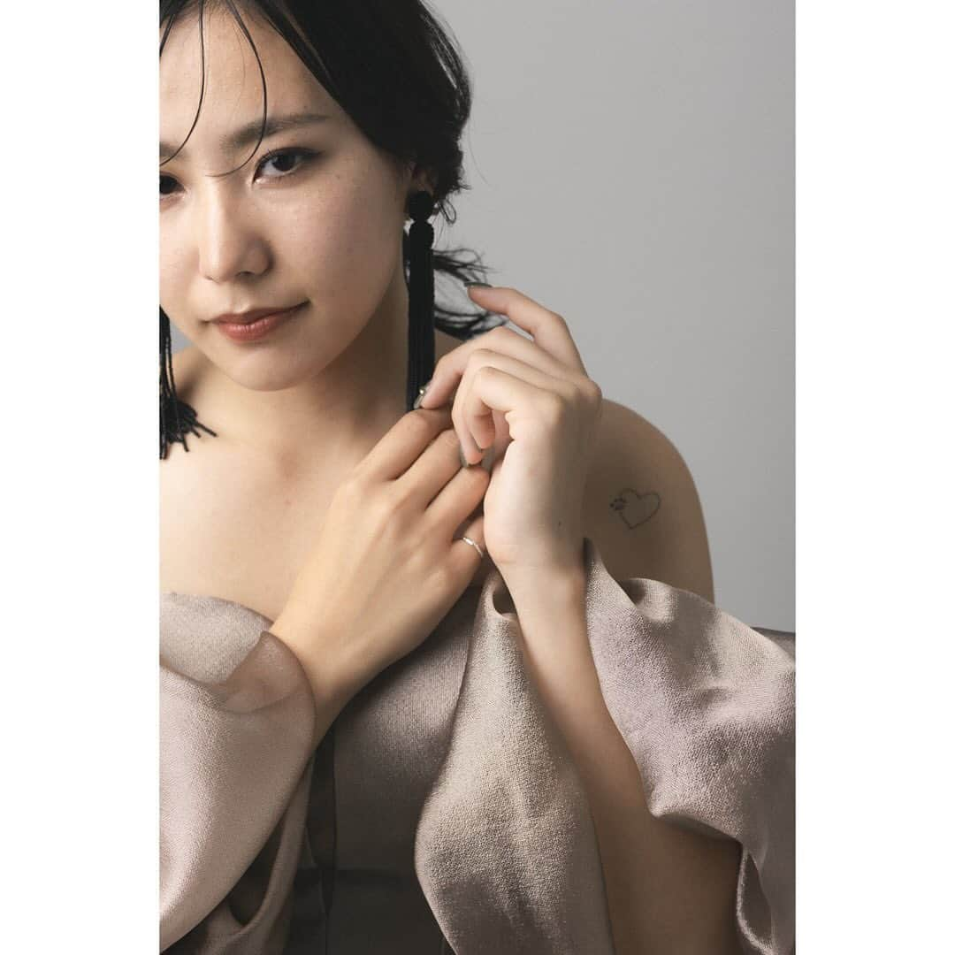 スタジオAQUA 横浜店さんのインスタグラム写真 - (スタジオAQUA 横浜店Instagram)「新作のカラードレスで撮影してみました！  hair &make Misaki Ota  スタジオアクア横浜みなとみらい店 @studioaqua_yokohama スタジオアクア横浜駅前店 @studioaqua_yokohama.ekimae   デコルテ @decollte_weddingphoto  #スタジオアクア横浜みなとみらい店 #横浜 #撮る結婚式 #ウエディング #ウエディングフォト #フォトウエディング #デコルテフォト #前撮り #結婚式 #結婚式準備 #ヘアメイク #ヘアアレンジ #洋装 #洋装前撮り #撮る結婚式 #東京カメラ部 #ポートレート #tokyocameraclub  #東京カメラ部  #カメラ好きな人と繋がりたい  #写真好きな人とつながりたい  #写真好きと繋がりたい  #weddingphotography  #cherish_photo_days  #みなとみらい #ロケーション #みなとみらい #スタジオ #カラードレス」11月26日 11時36分 - studioaqua_yokohama