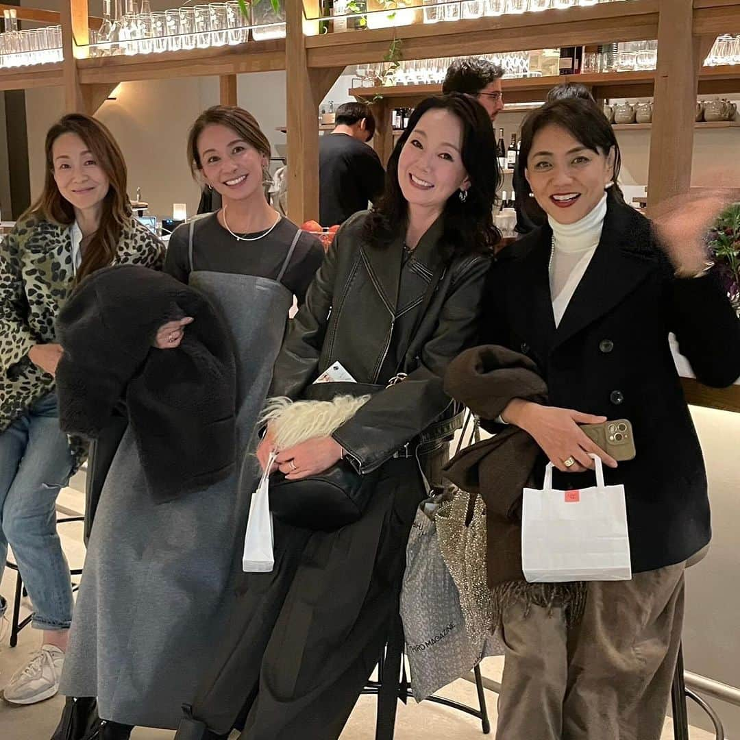 前田典子さんのインスタグラム写真 - (前田典子Instagram)「#麻布台ヒルズ　クルーズ😊 @racines_azabudai  #ラシーヌ　に行ってきました🍽️ ここも大好きなお店で 麻布台ヒルズにも出来て嬉しい💕  前菜プレート ピタパンが美味しかった💕 しらすのブルスケッタ スープ　 カルパッチョ 蟹肉入りの揚げ春巻き👍 ごまのフェットチーネ😆👌 ホワイトティラミス💕 レモネード🍋 ナチュラルワイン🍷  東京タワー🗼も見える 広々した店内 #マエノリグルメ」11月26日 11時46分 - maenorichang