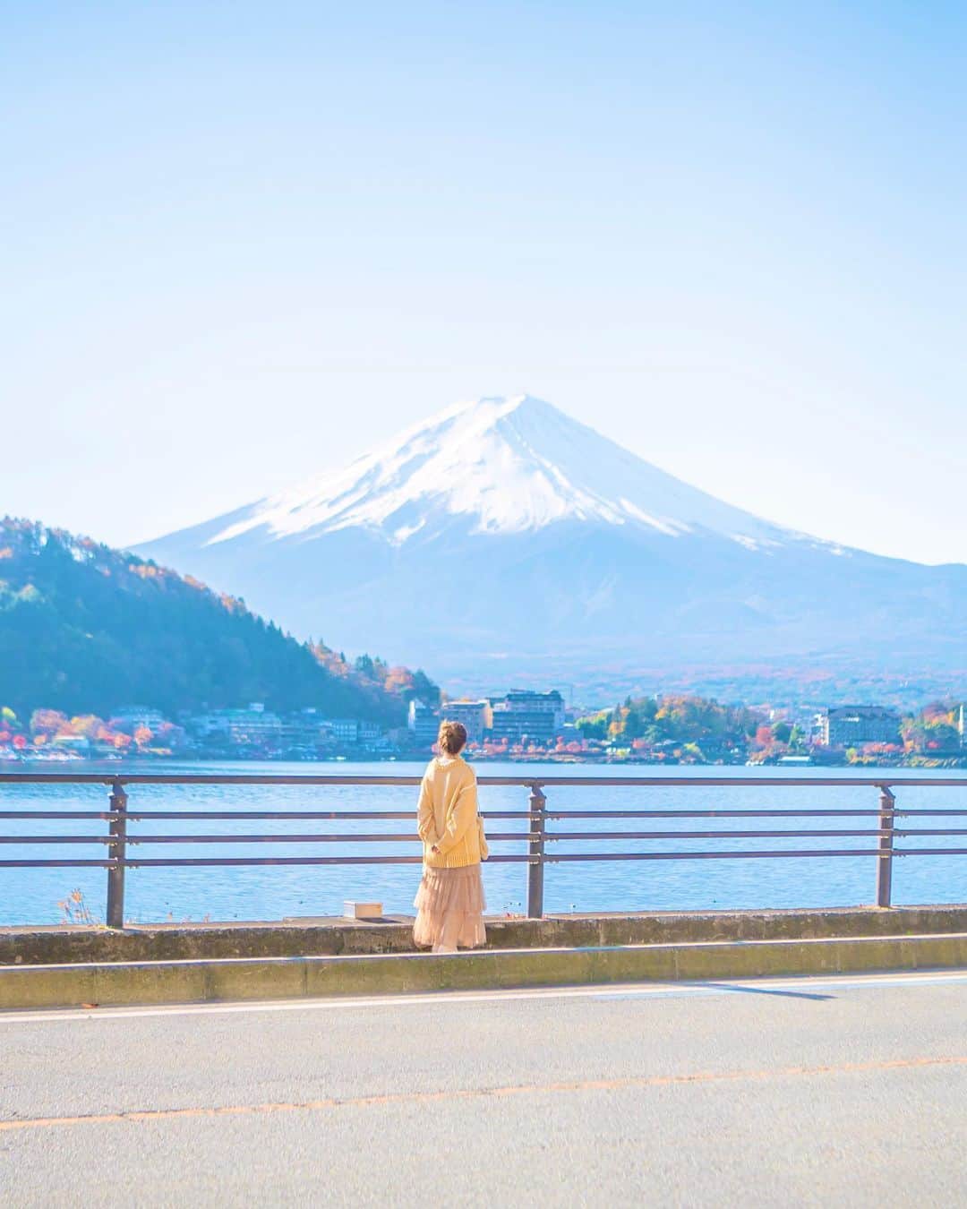 Kahoさんのインスタグラム写真 - (KahoInstagram)「. . 富士山🗻×紅葉🍁  紅葉の時期の富士山を 初めて見に行ってきたよ〜🥰！  めちゃめちゃ綺麗で雄大で、 本当に感動した🥹！✨  紅葉を意識して黄色とブラウンで コーデを考えてみたんだけど 個人的にとってもお気に入り☺️✨  裏表2wayだからいろんな着こなしができます🙆‍♀️  一番最後の写真はステッチなしの方で着てるから 参考になったら嬉しいです☺️✨  パークではプーさんコーデとか プルートコーデにも使えそう🧸🐾  @classicalelf_official  2wayリバーシブル襟配色Wジャガードニット イエロー、L #クラシカルエルフ #classicalelf #エルフコーデ #java #ジャバ #ユニクロ #ザラ #zozo #zozotown #zozo購入品 #zozotown購入品 #ジャガードニット #リバーシブル#プチプラ #プチプラコーデ #着回しコーデ」11月26日 11時42分 - kah05disney