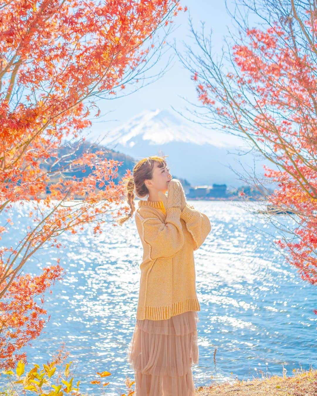Kahoのインスタグラム：「. . 富士山🗻×紅葉🍁  紅葉の時期の富士山を 初めて見に行ってきたよ〜🥰！  めちゃめちゃ綺麗で雄大で、 本当に感動した🥹！✨  紅葉を意識して黄色とブラウンで コーデを考えてみたんだけど 個人的にとってもお気に入り☺️✨  裏表2wayだからいろんな着こなしができます🙆‍♀️  一番最後の写真はステッチなしの方で着てるから 参考になったら嬉しいです☺️✨  パークではプーさんコーデとか プルートコーデにも使えそう🧸🐾  @classicalelf_official  2wayリバーシブル襟配色Wジャガードニット イエロー、L #クラシカルエルフ #classicalelf #エルフコーデ #java #ジャバ #ユニクロ #ザラ #zozo #zozotown #zozo購入品 #zozotown購入品 #ジャガードニット #リバーシブル#プチプラ #プチプラコーデ #着回しコーデ」