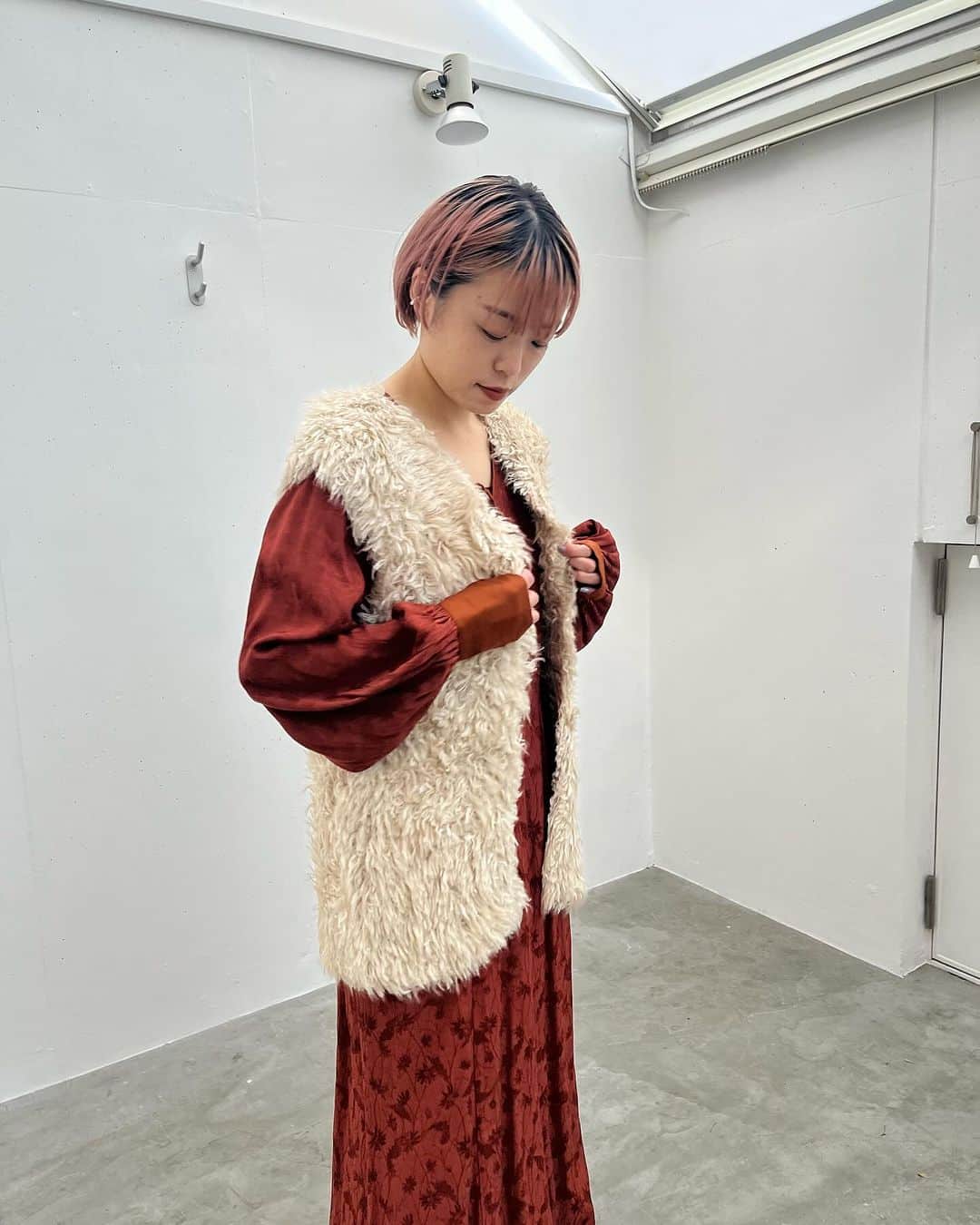 MIDWEST TOKYO WOMENのインスタグラム：「・ NOUNLESS POPUP 11/25(土)〜12/3(日) @_nounless  @midwest_tw   item 【dress】 gerbera jacquad dress @_nounless  brown , black / size 1,2  【vest】 fur like warm knit vest @_nounless  beige , blue , brown / size free  【boot】 ankle boot @mm6maisonmargiela  black / size 36〜38  @midwest_official  staff 160cm  _______ _______ _______ _______ _______  MIDWEST TOKYO ☎︎03-5428-3171 ✉︎tokyo_w@midwest.jp  月〜土 12:00〜20:00 日・祝 11:00〜19:00  商品に関してのご質問、その他ございましたら お気軽にコメント、DMください。」